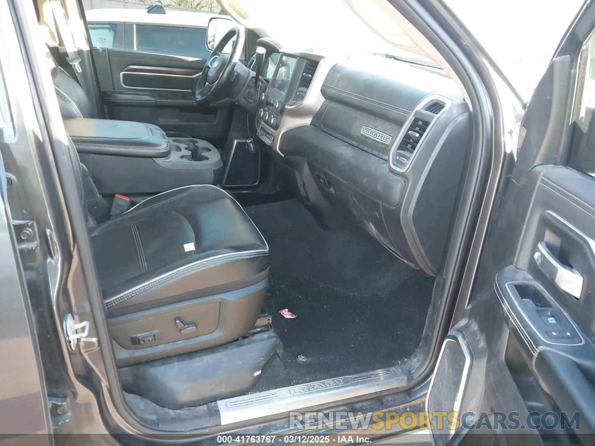 5 Photograph of a damaged car 3C6UR5FL5NG203501 RAM 2500 2022