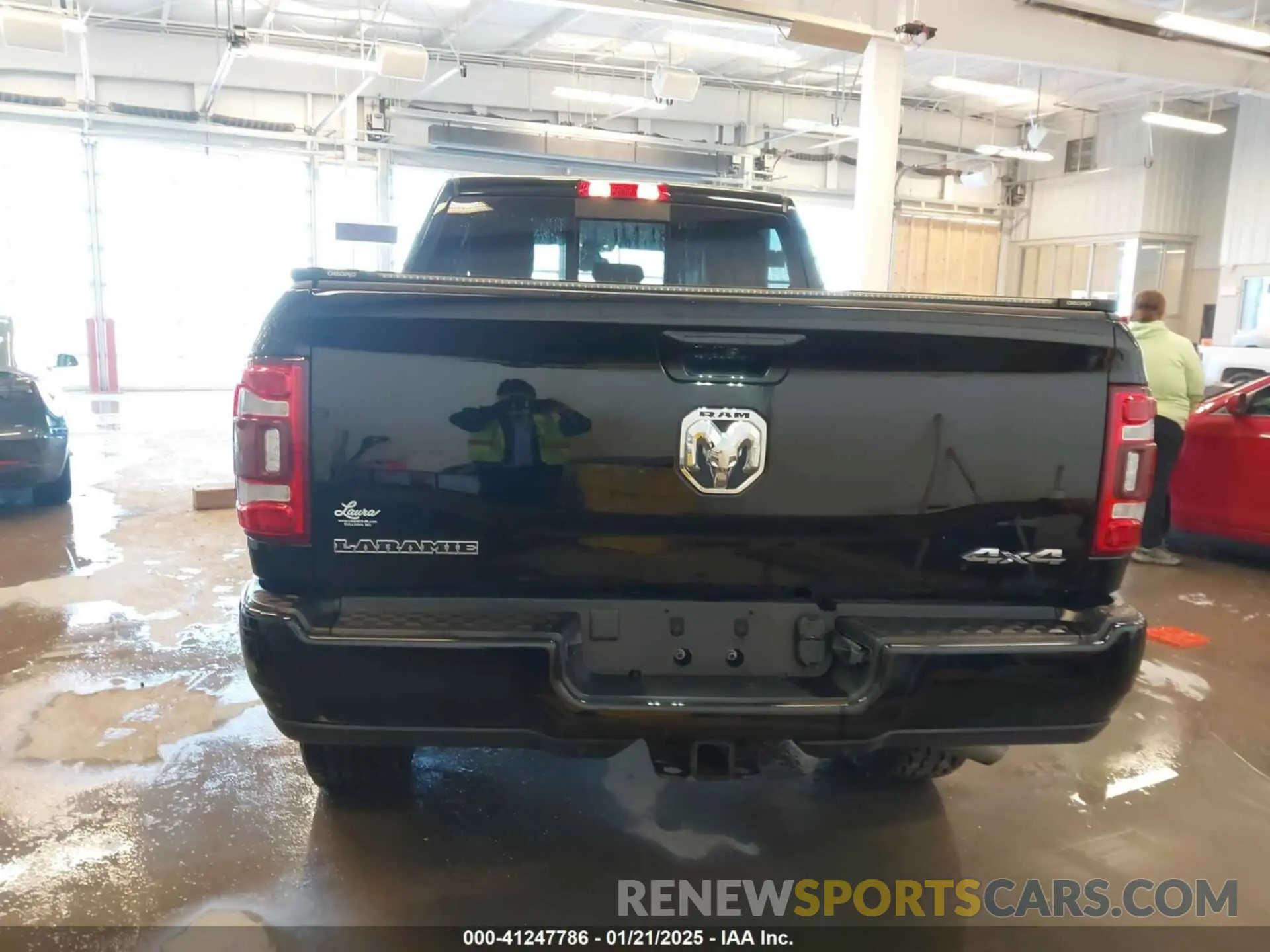 17 Photograph of a damaged car 3C6UR5FL6NG368022 RAM 2500 2022