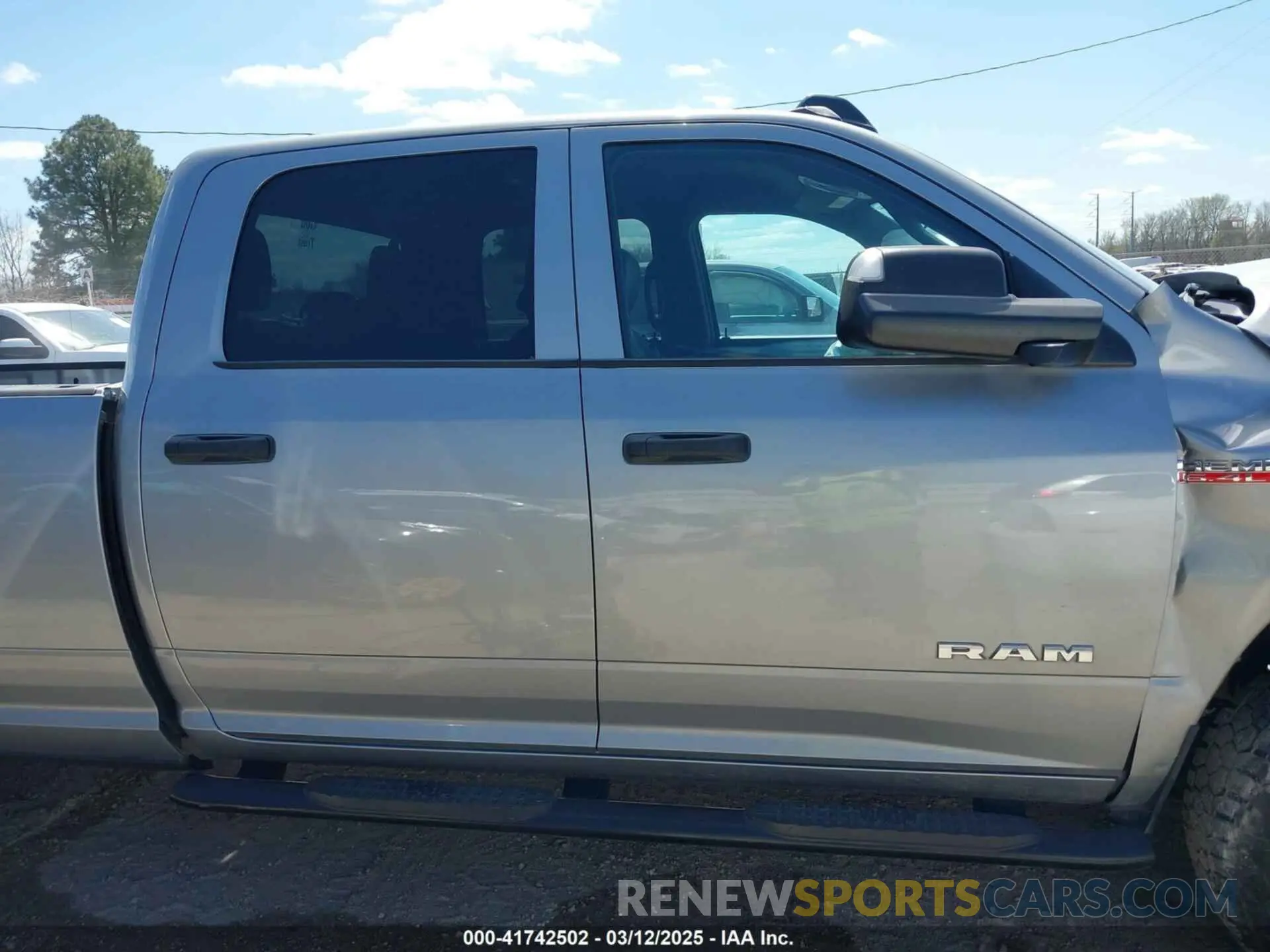 14 Photograph of a damaged car 3C6UR5HJ0NG118075 RAM 2500 2022