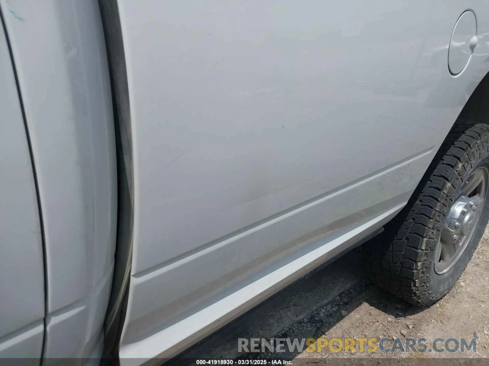 19 Photograph of a damaged car 3C6UR5HJ0NG125804 RAM 2500 2022