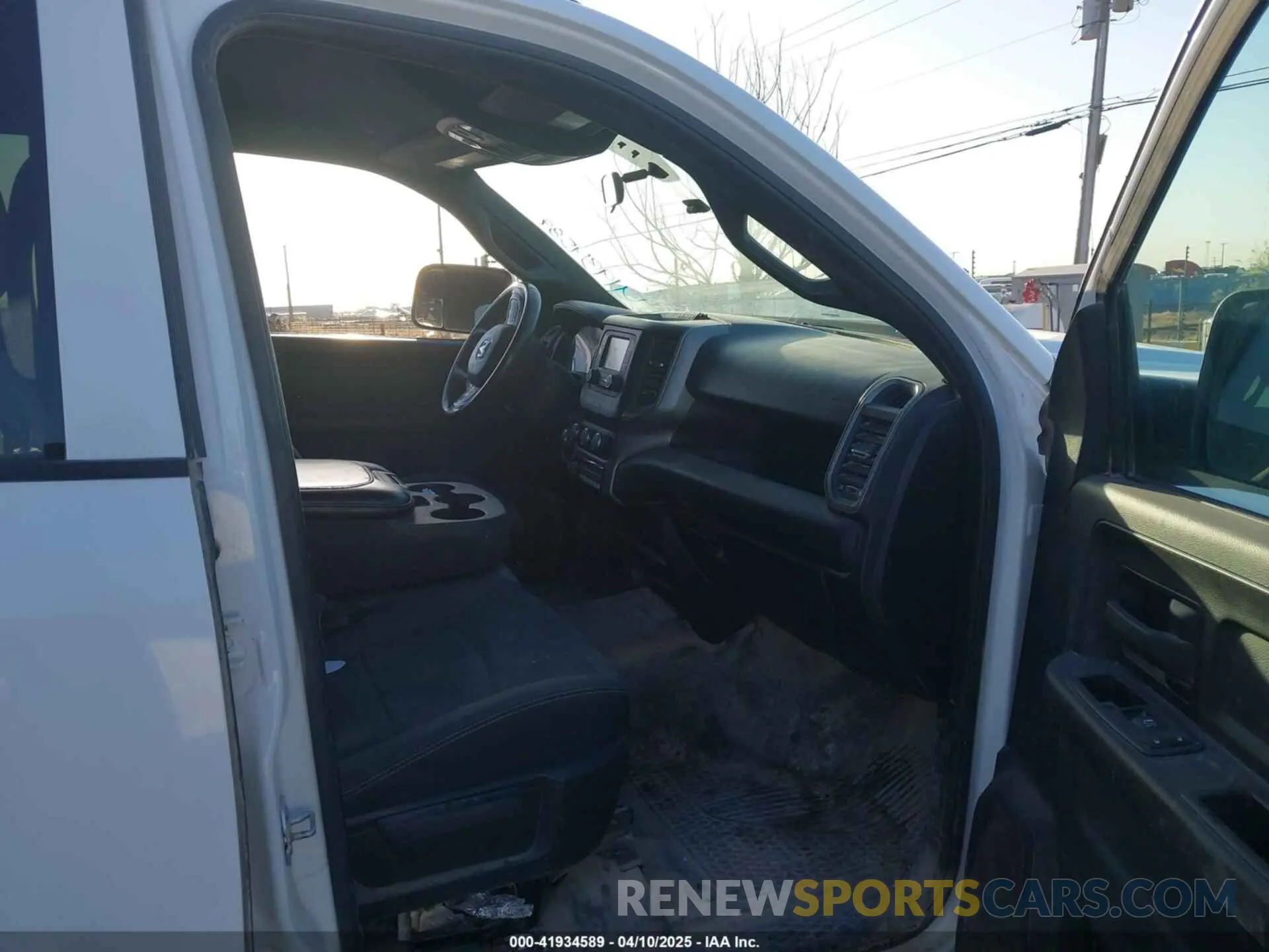 5 Photograph of a damaged car 3C6UR5HJ4NG130956 RAM 2500 2022