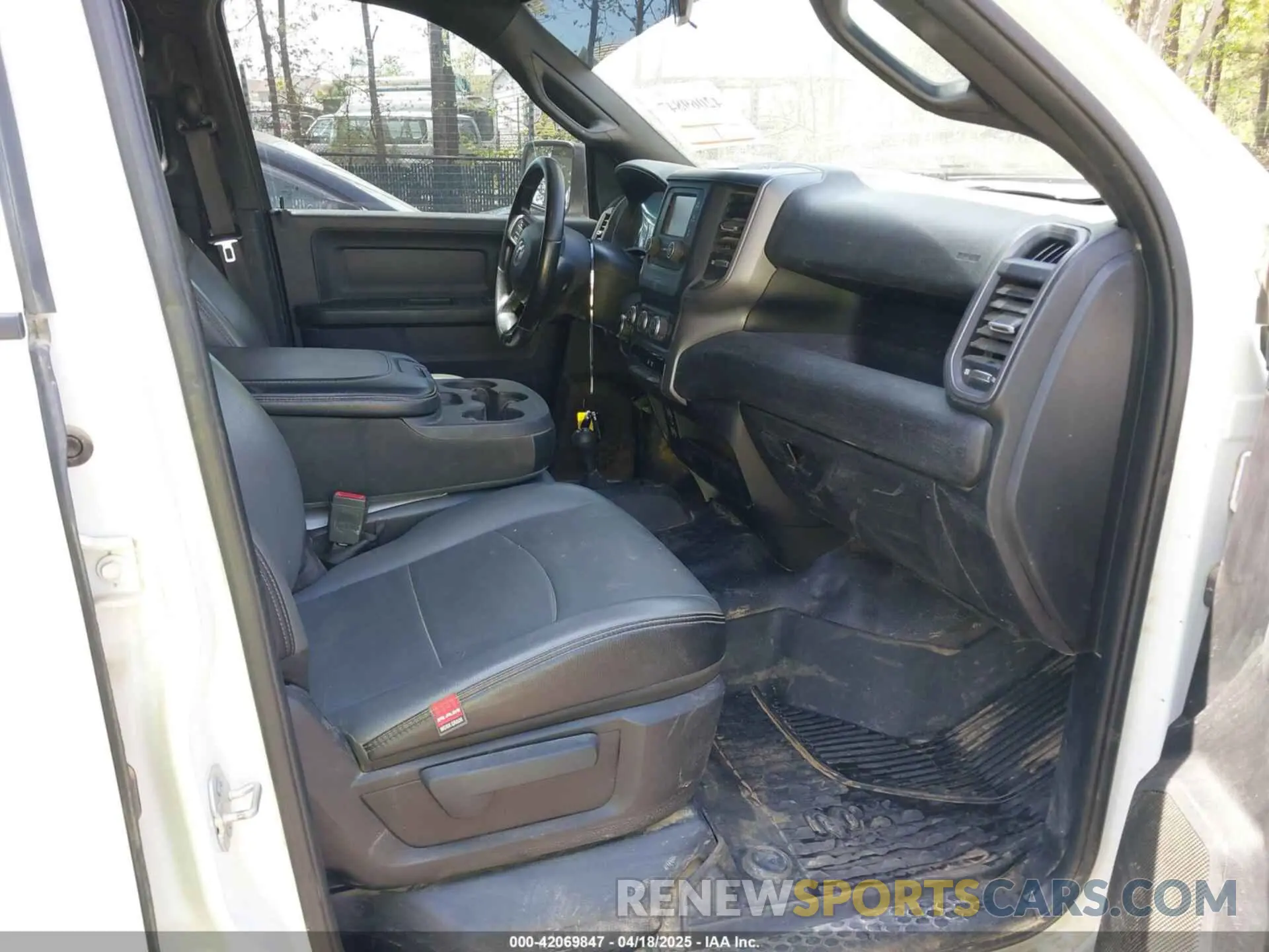 5 Photograph of a damaged car 3C6UR5HJ5NG202232 RAM 2500 2022