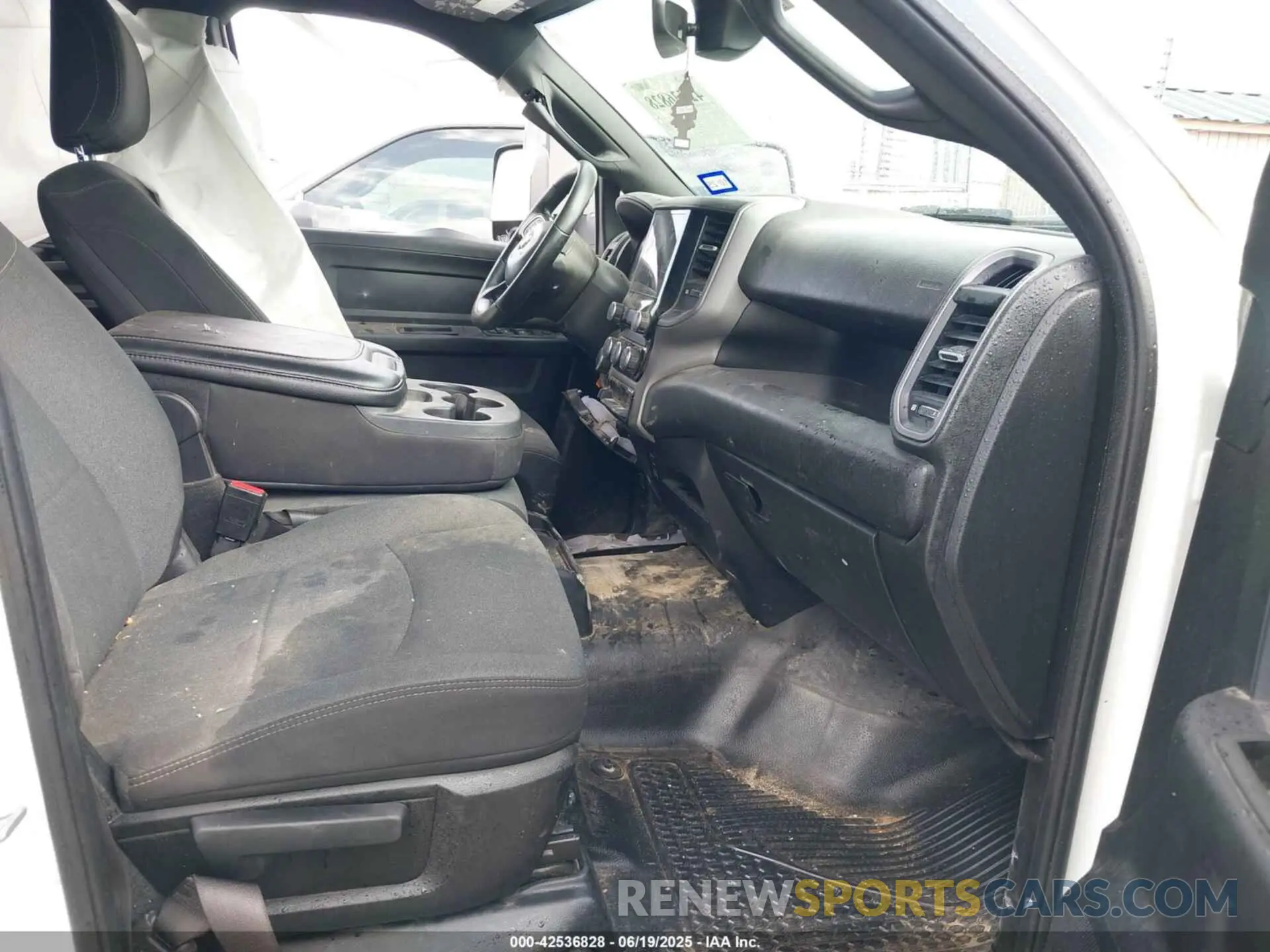 5 Photograph of a damaged car 3C6UR5HJ6NG125807 RAM 2500 2022
