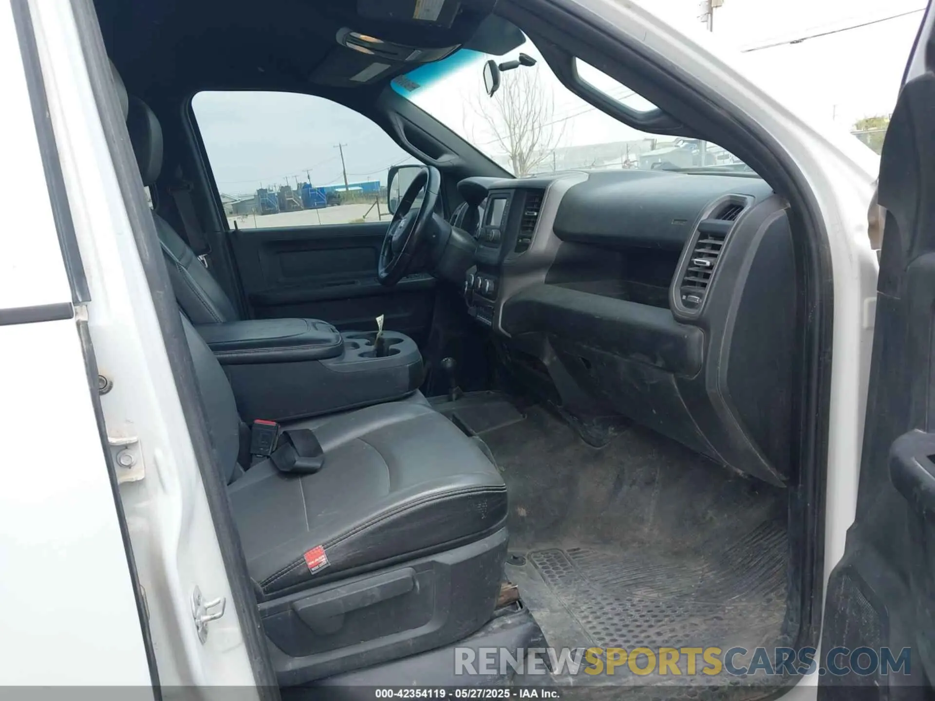 5 Photograph of a damaged car 3C6UR5HJXNG203649 RAM 2500 2022