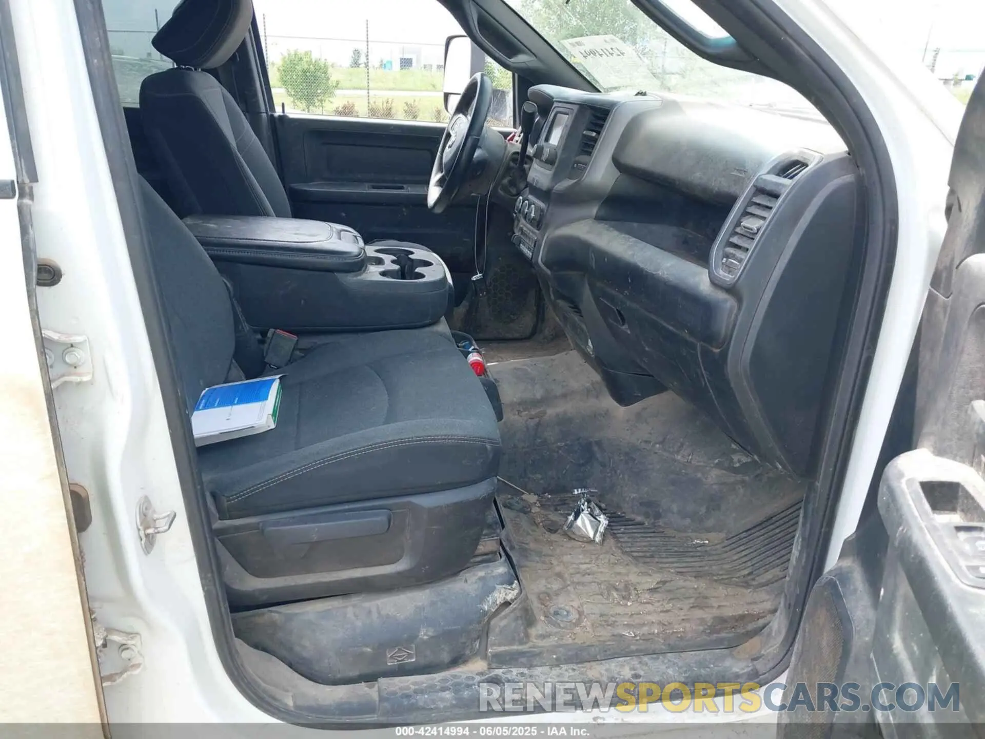 1 Photograph of a damaged car 3C6UR5HL4NG130960 RAM 2500 2022