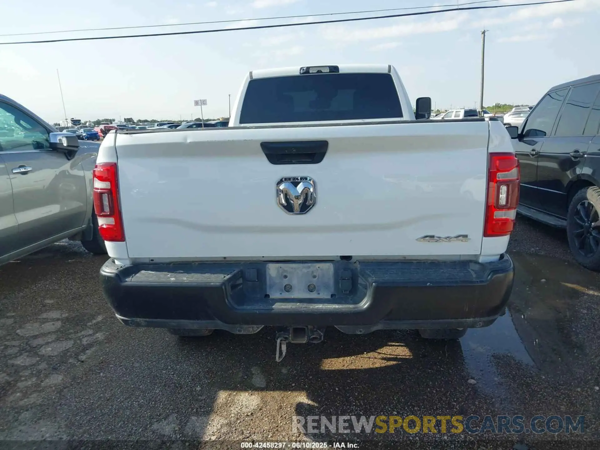 16 Photograph of a damaged car 3C6UR5HL8NG202498 RAM 2500 2022