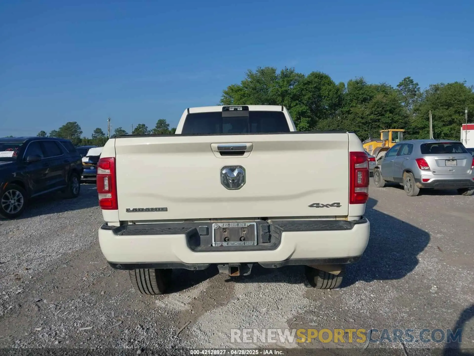 14 Photograph of a damaged car 3C6UR5KL0NG408021 RAM 2500 2022
