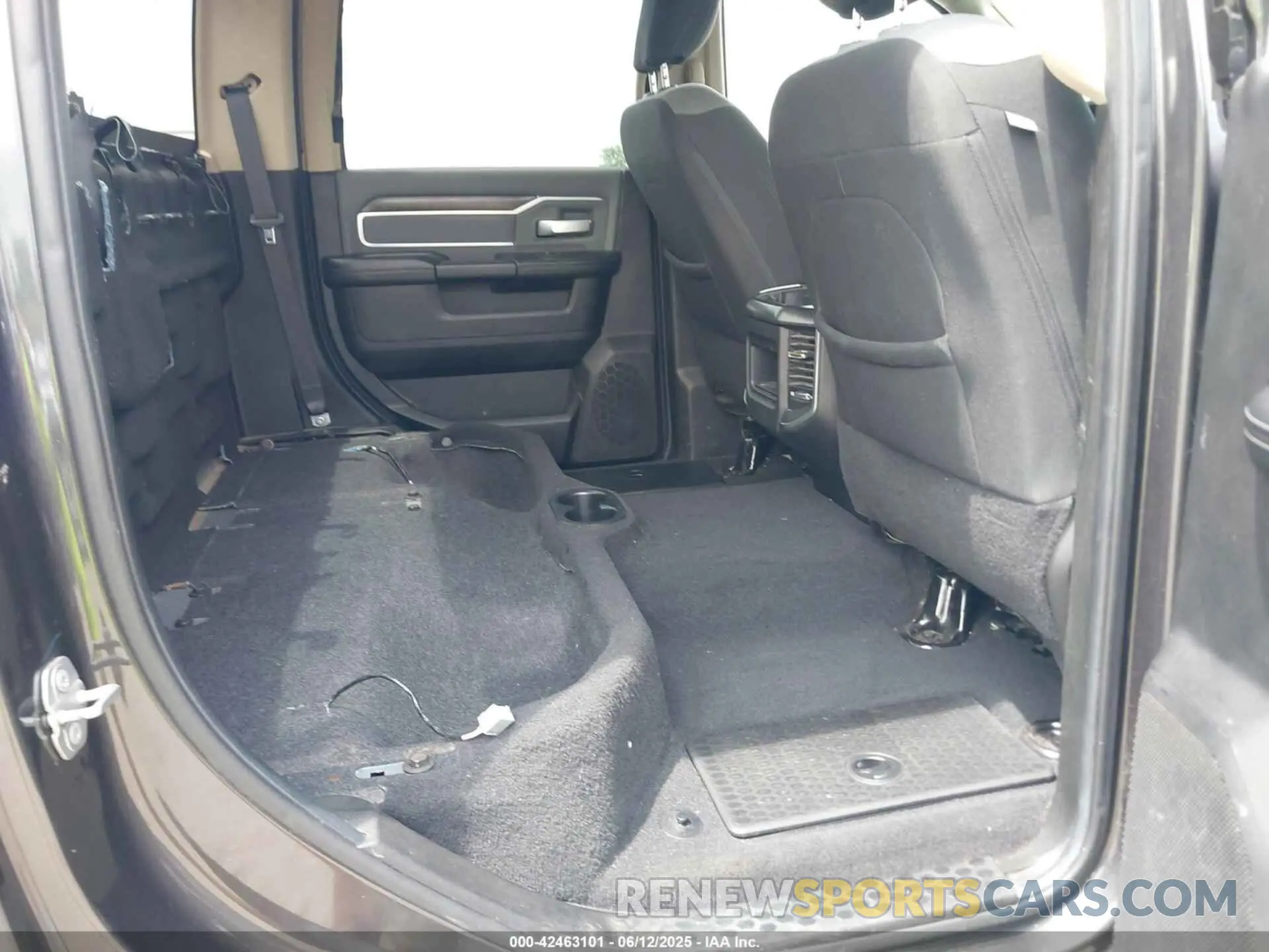 6 Photograph of a damaged car 3C63R3HL5KG610212 RAM 3500 2019