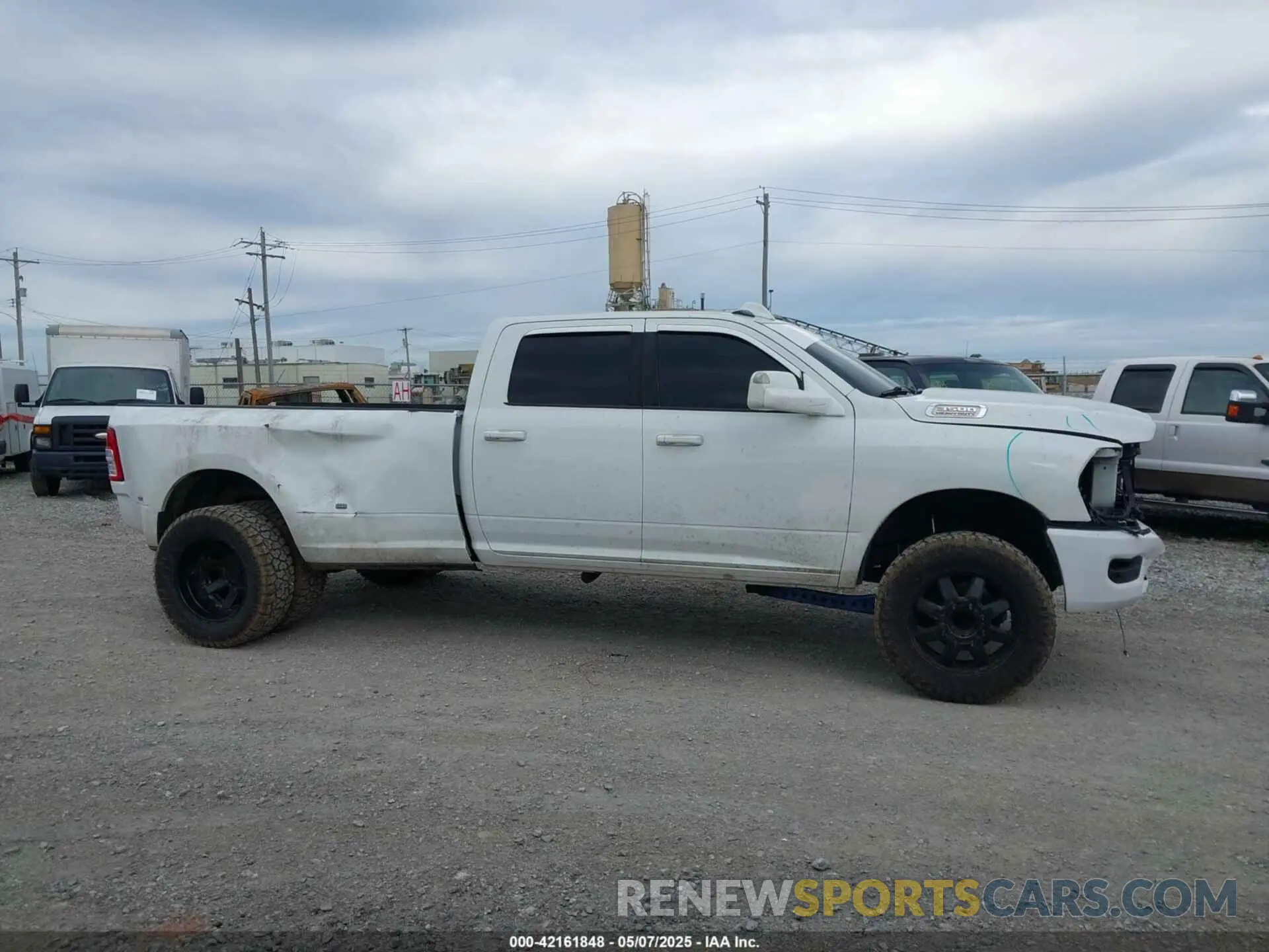 17 Photograph of a damaged car 3C63RRGL4KG557958 RAM 3500 2019