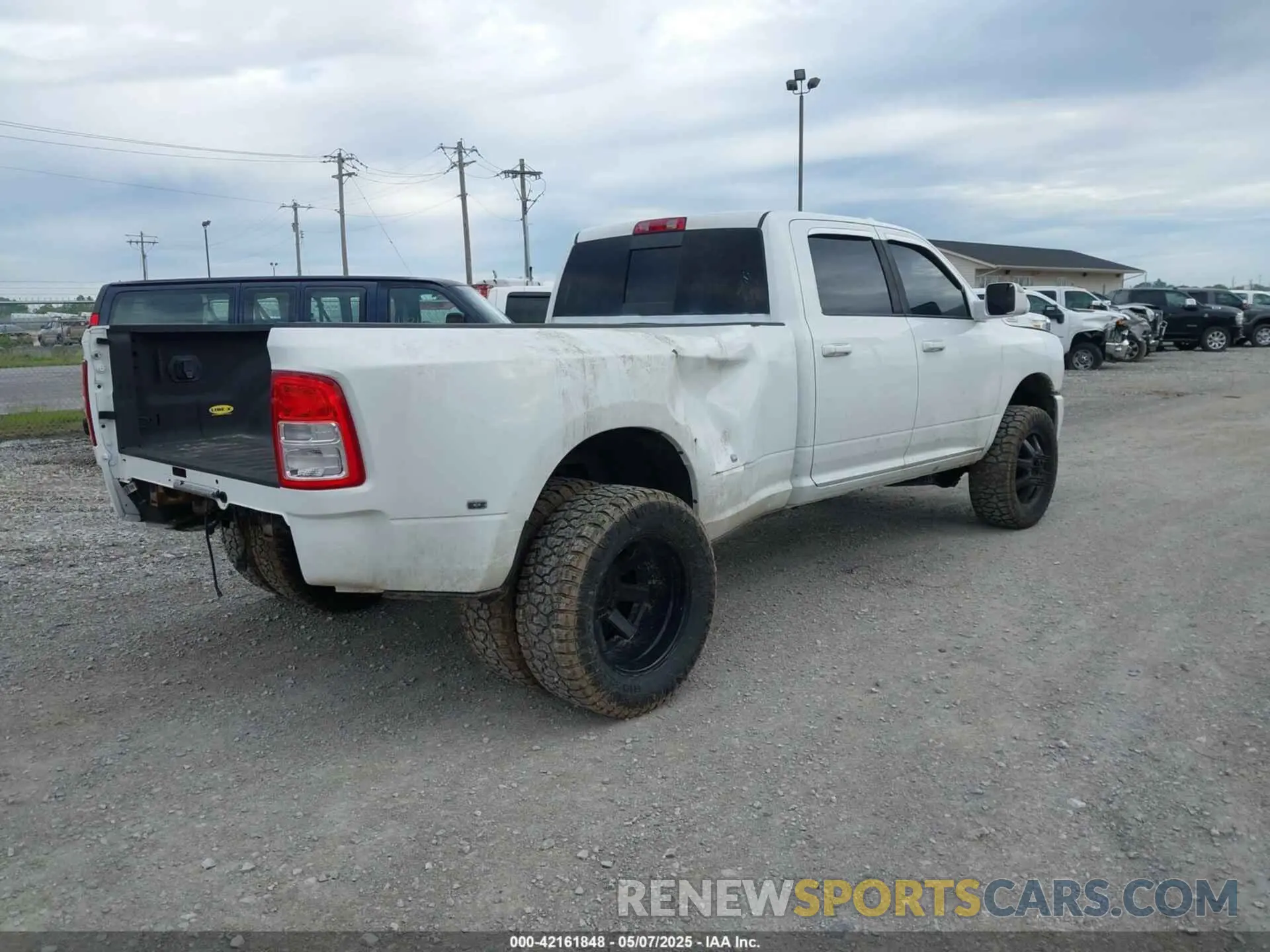 4 Photograph of a damaged car 3C63RRGL4KG557958 RAM 3500 2019