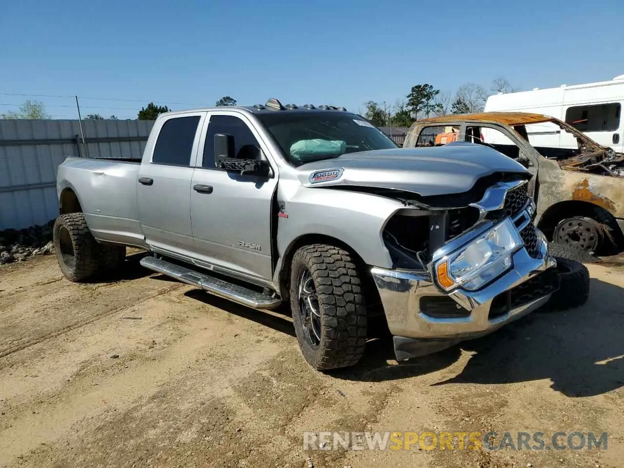 4 Photograph of a damaged car 3C63RPGL4MG592328 RAM 3500 2021