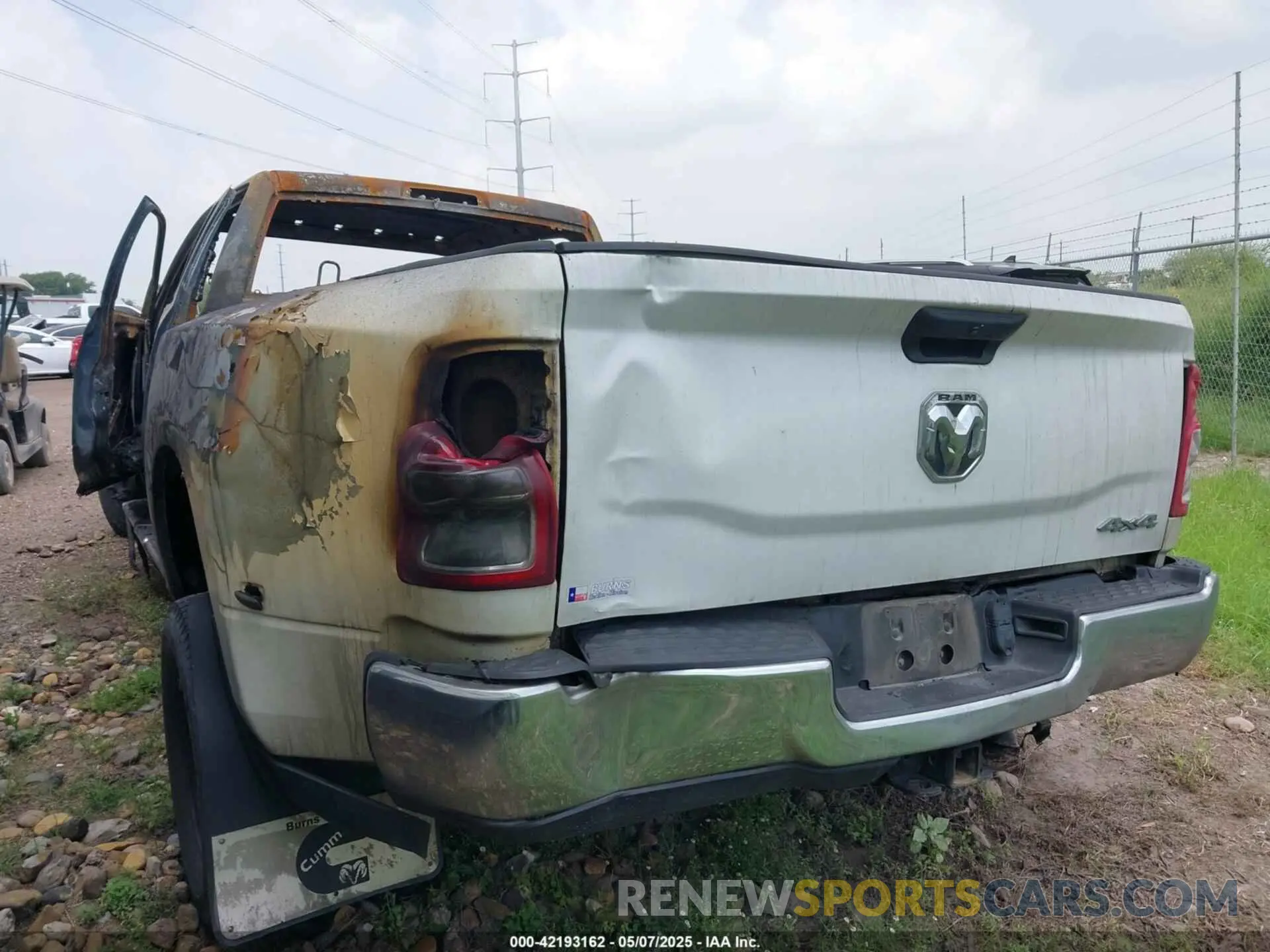 4 Photograph of a damaged car 3C63RRGL1MG549559 RAM 3500 2021