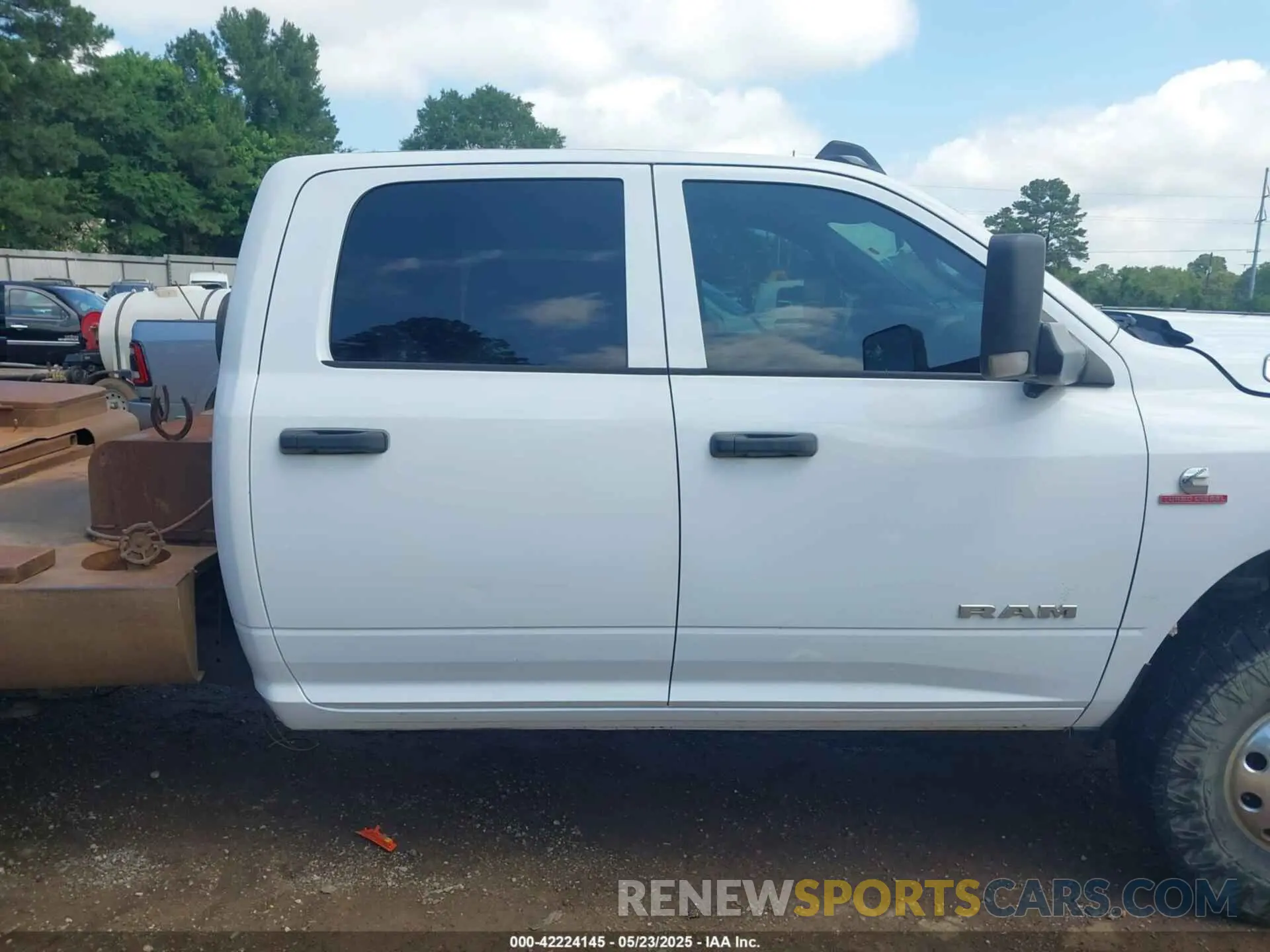 17 Photograph of a damaged car 3C63RRGL2MG566886 RAM 3500 2021