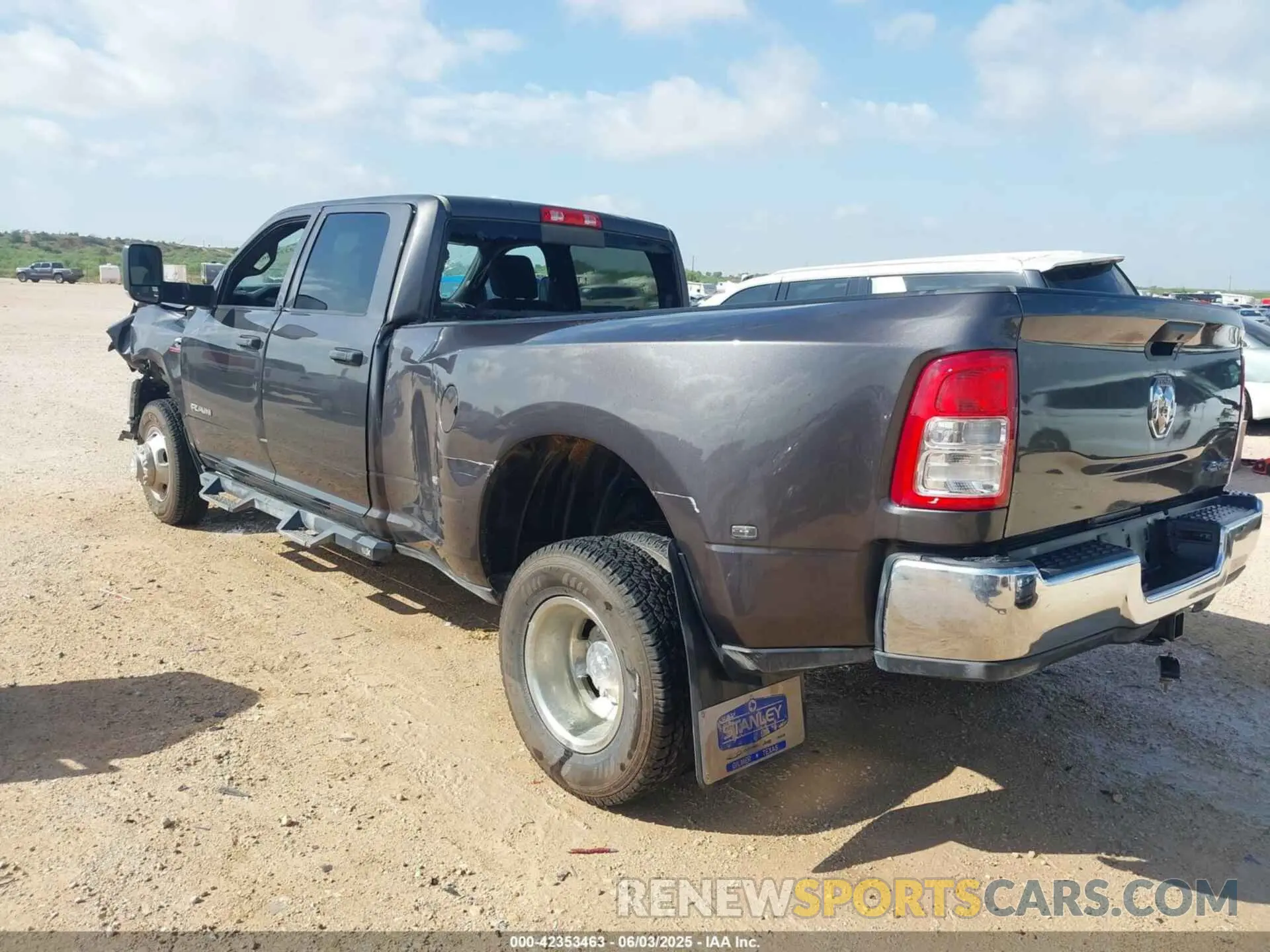 3 Photograph of a damaged car 3C63RRGL2NG378354 RAM 3500 2022