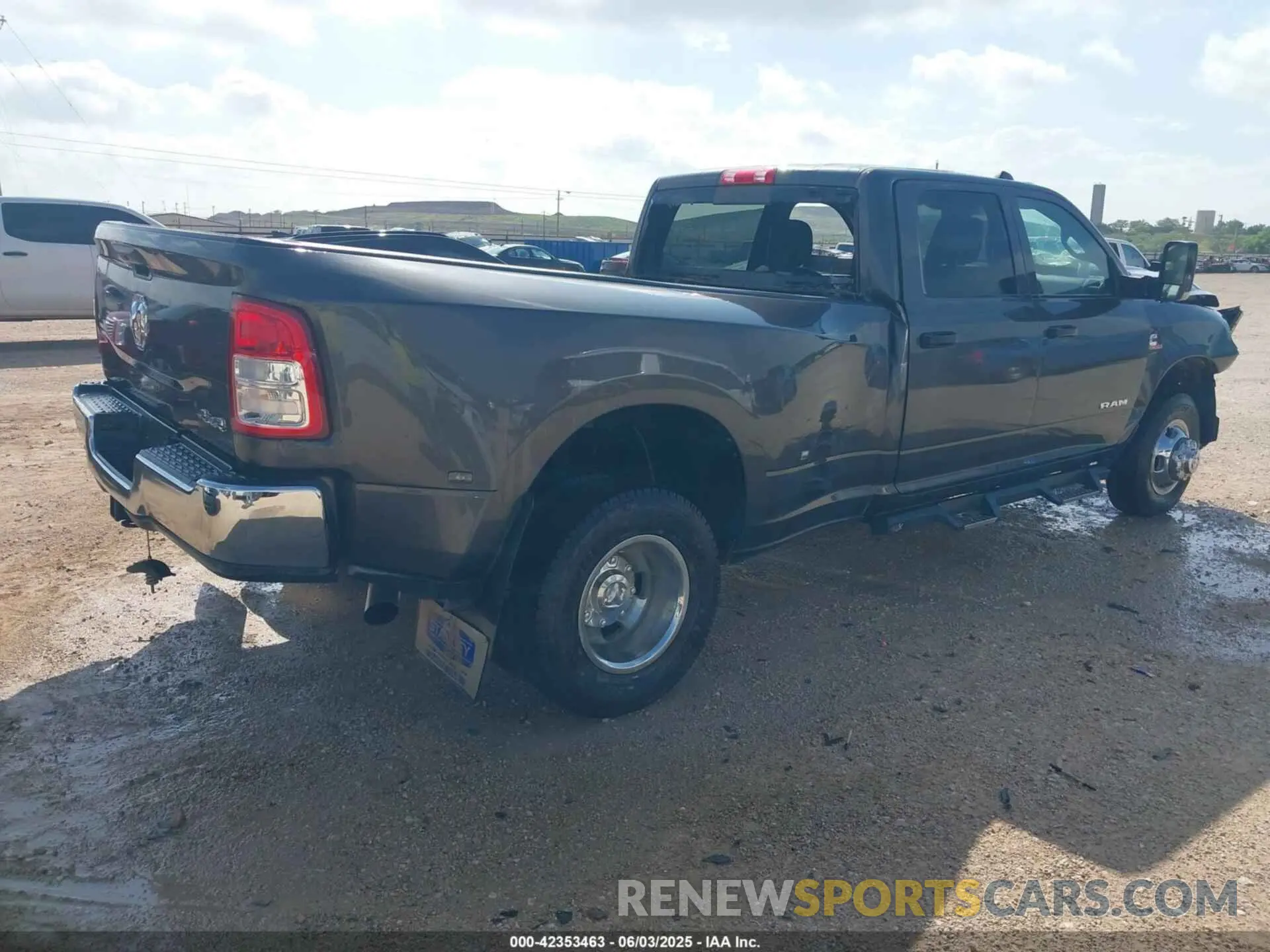 4 Photograph of a damaged car 3C63RRGL2NG378354 RAM 3500 2022