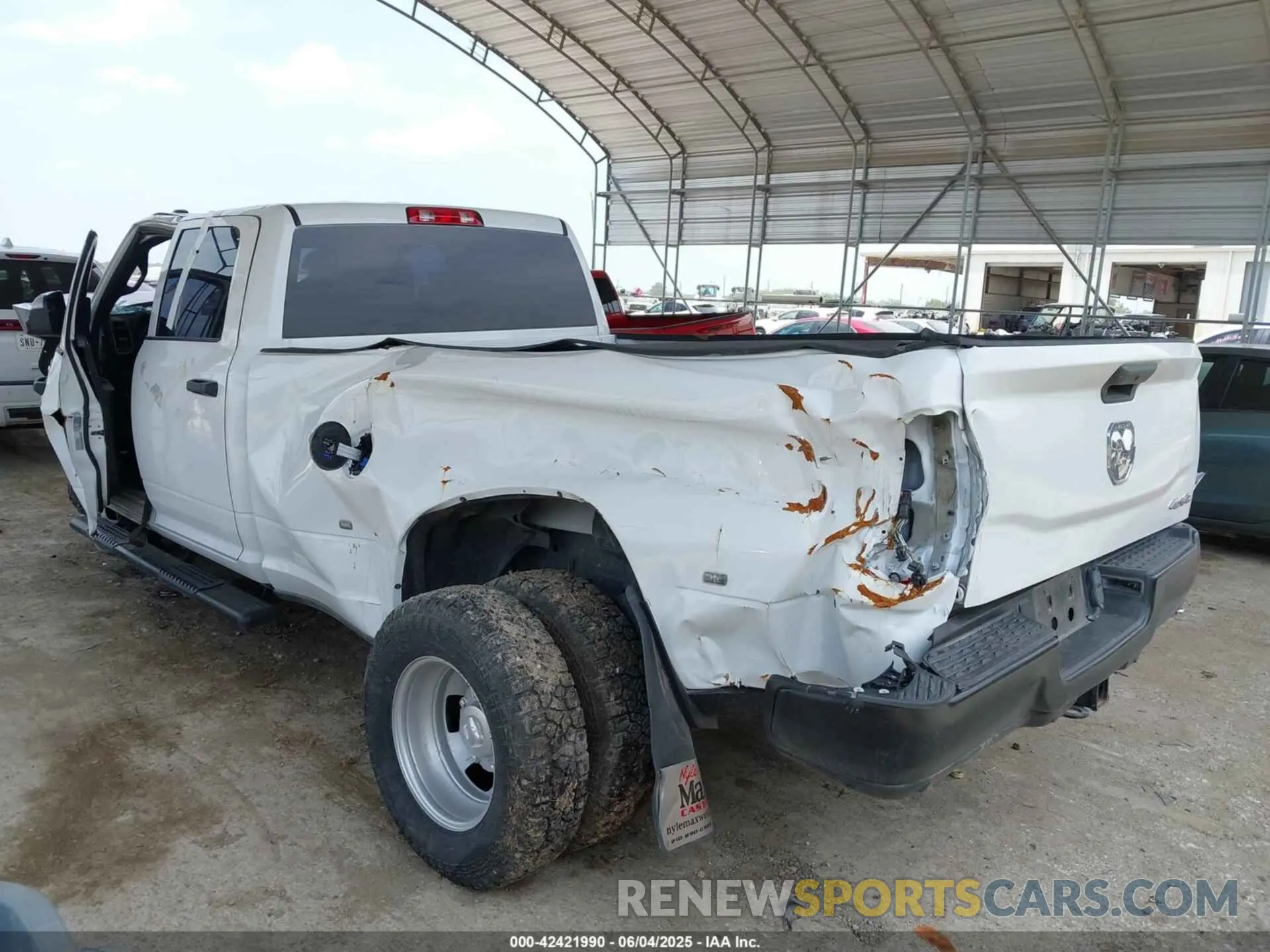 3 Photograph of a damaged car 3C63RRGL6NG139843 RAM 3500 2022