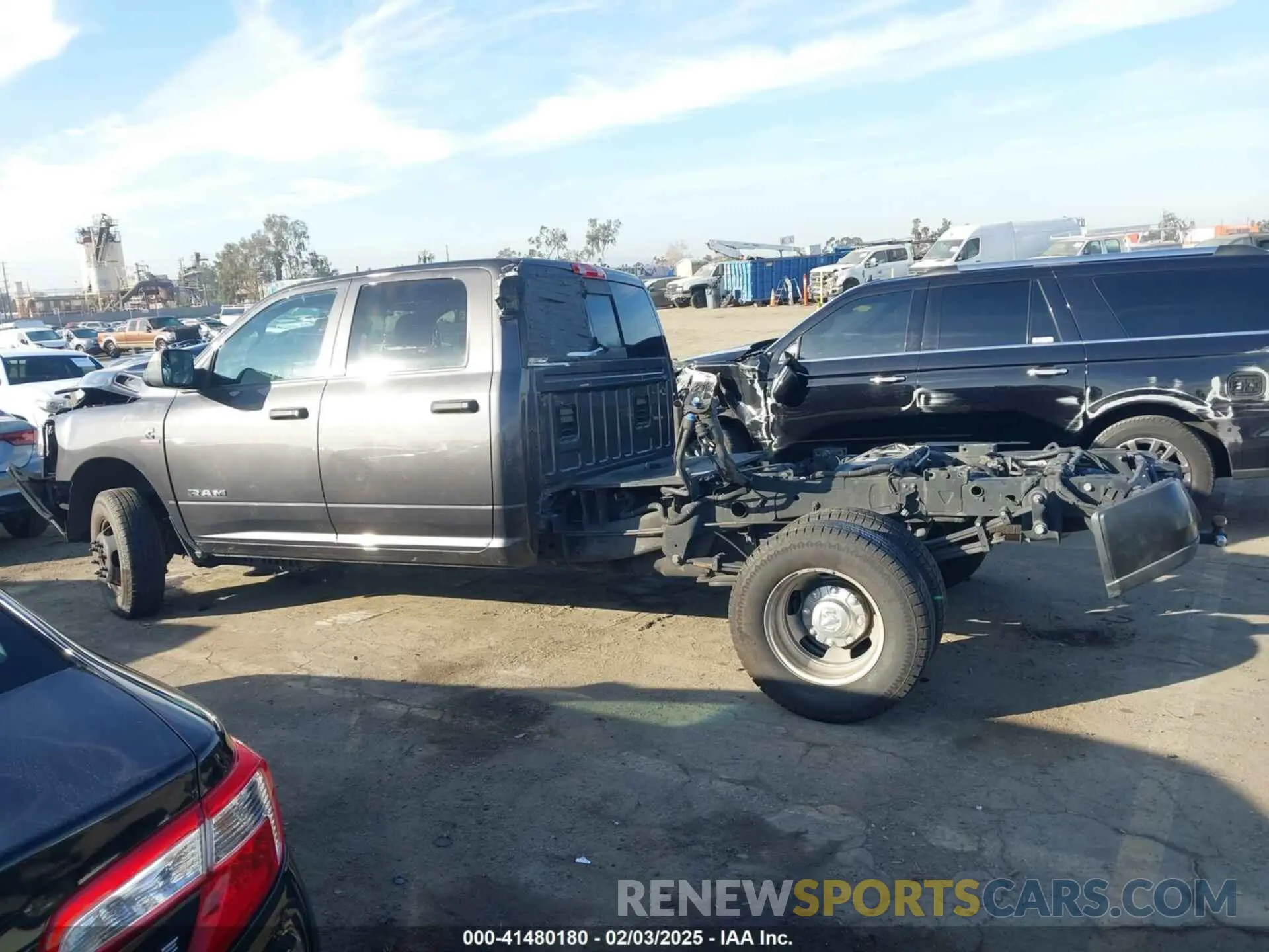 14 Photograph of a damaged car 3C63RRGL6NG316195 RAM 3500 2022