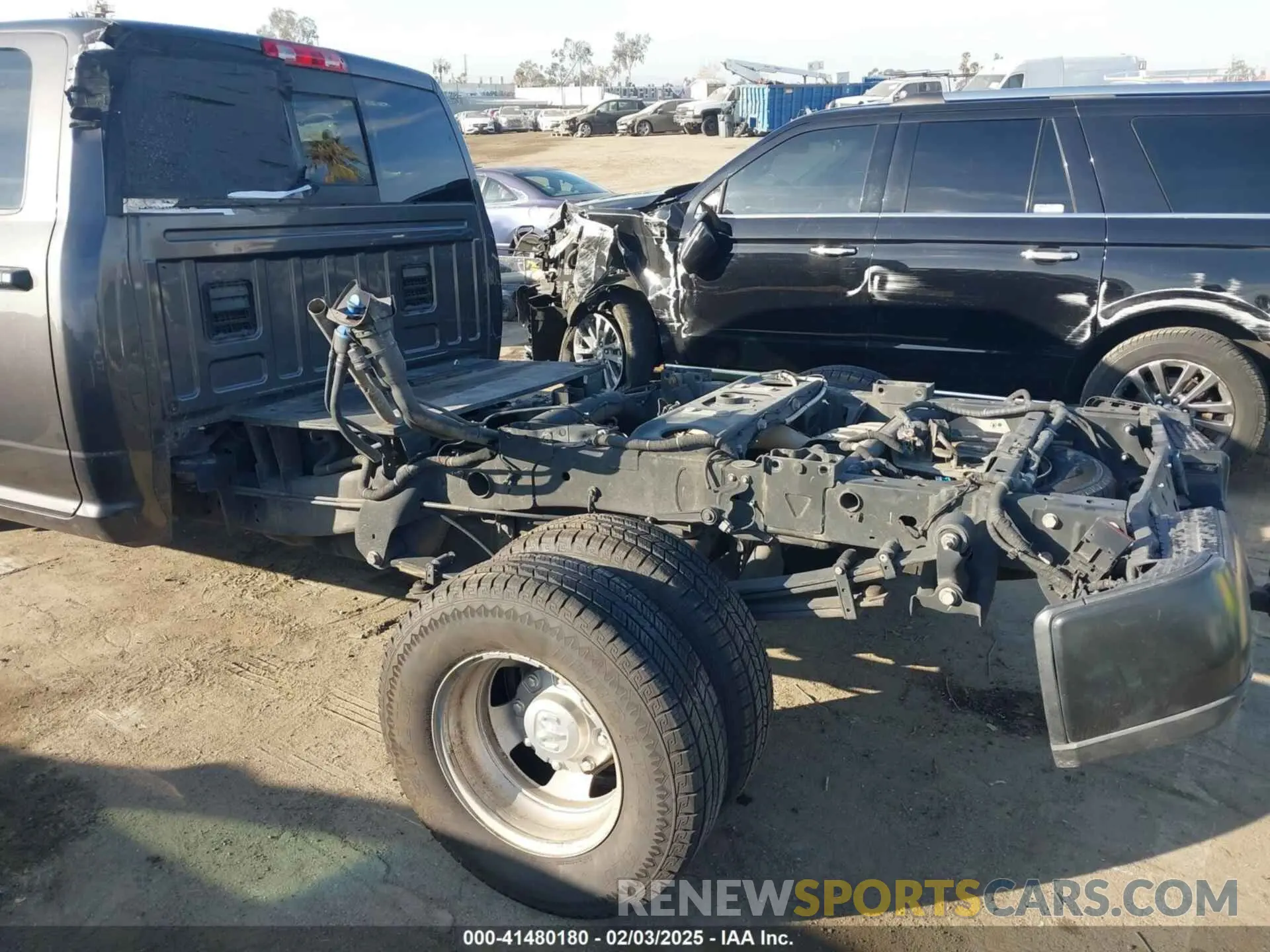 19 Photograph of a damaged car 3C63RRGL6NG316195 RAM 3500 2022