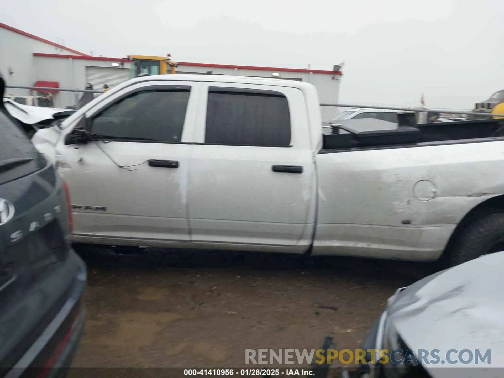 14 Photograph of a damaged car 3C63RRGL7NG316593 RAM 3500 2022