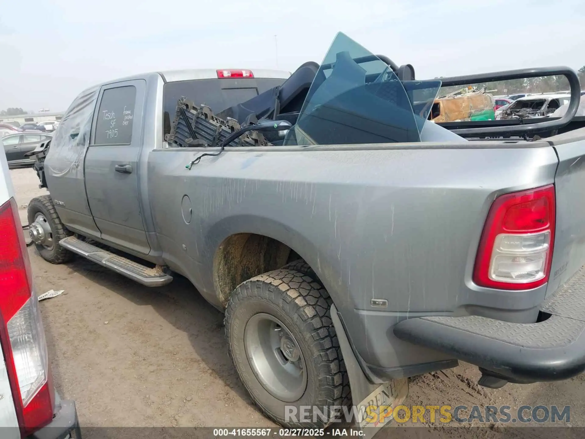 3 Photograph of a damaged car 3C63RRGL8NG193760 RAM 3500 2022