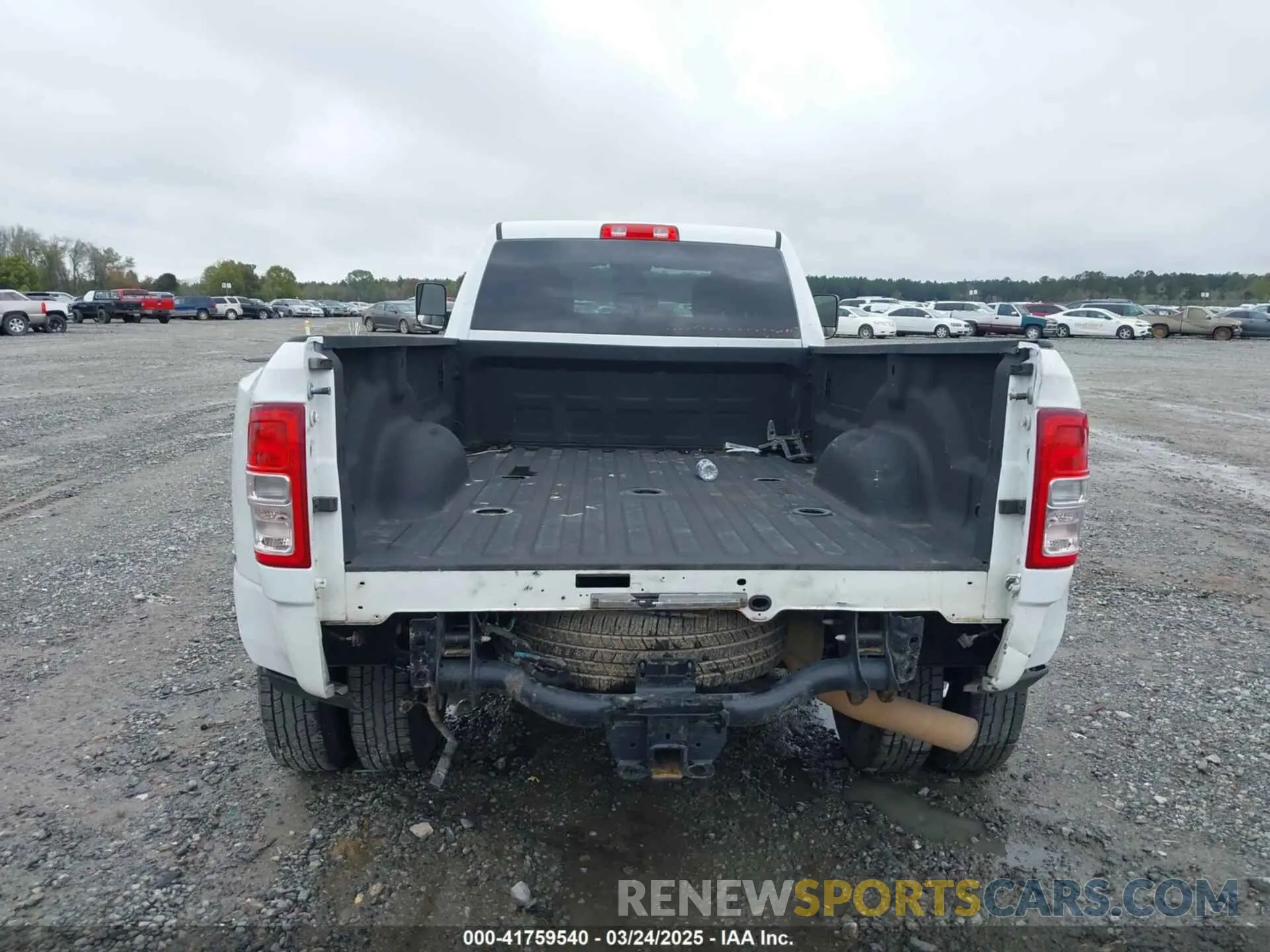 15 Photograph of a damaged car 3C63RRHL6NG302814 RAM 3500 2022