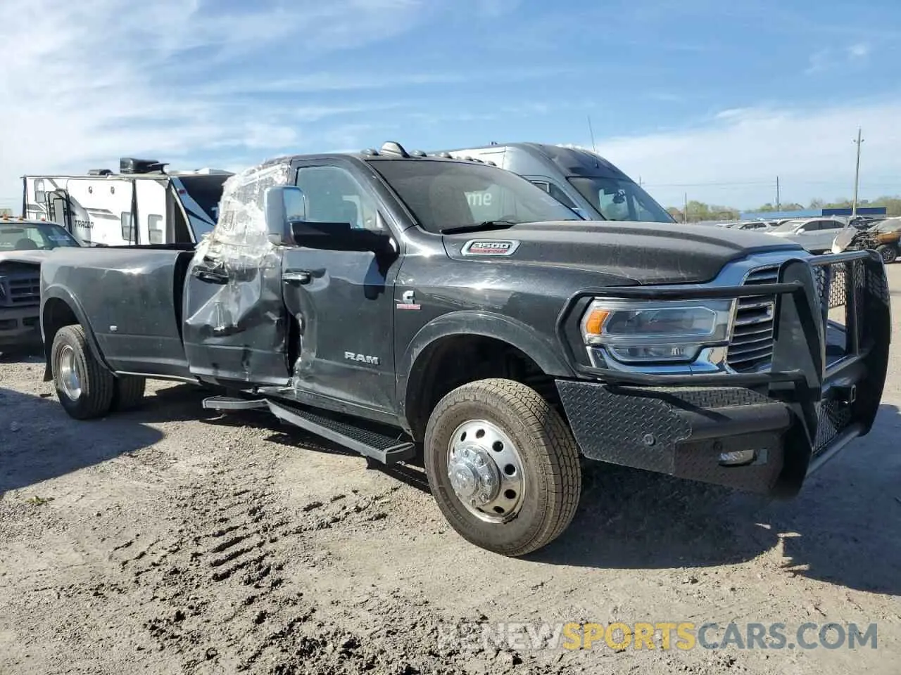 4 Photograph of a damaged car 3C63RRJL9NG360720 RAM 3500 2022