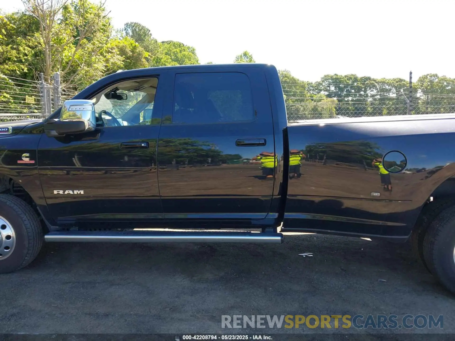 14 Photograph of a damaged car 3C63RRJL7PG521813 RAM 3500 2023