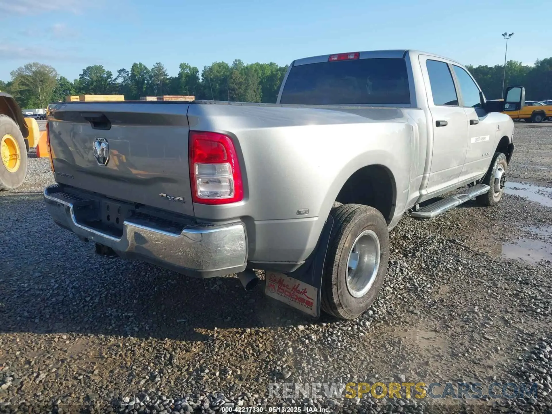 4 Photograph of a damaged car 3C63RRHL1RG337184 RAM 3500 2024