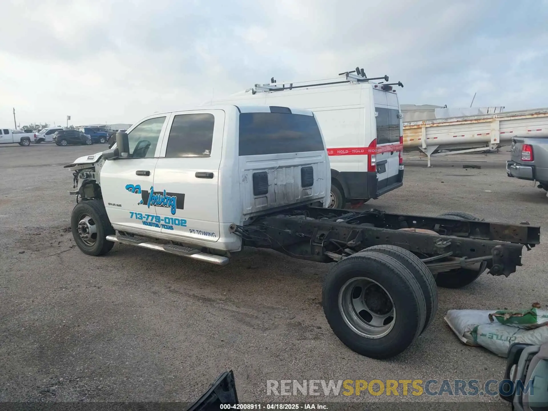 14 Photograph of a damaged car 3C7WRSCL0KG665208 RAM 3500 CHASSIS 2019