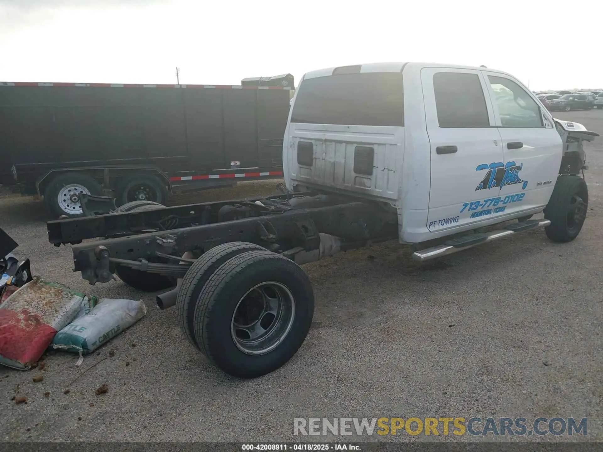 4 Photograph of a damaged car 3C7WRSCL0KG665208 RAM 3500 CHASSIS 2019