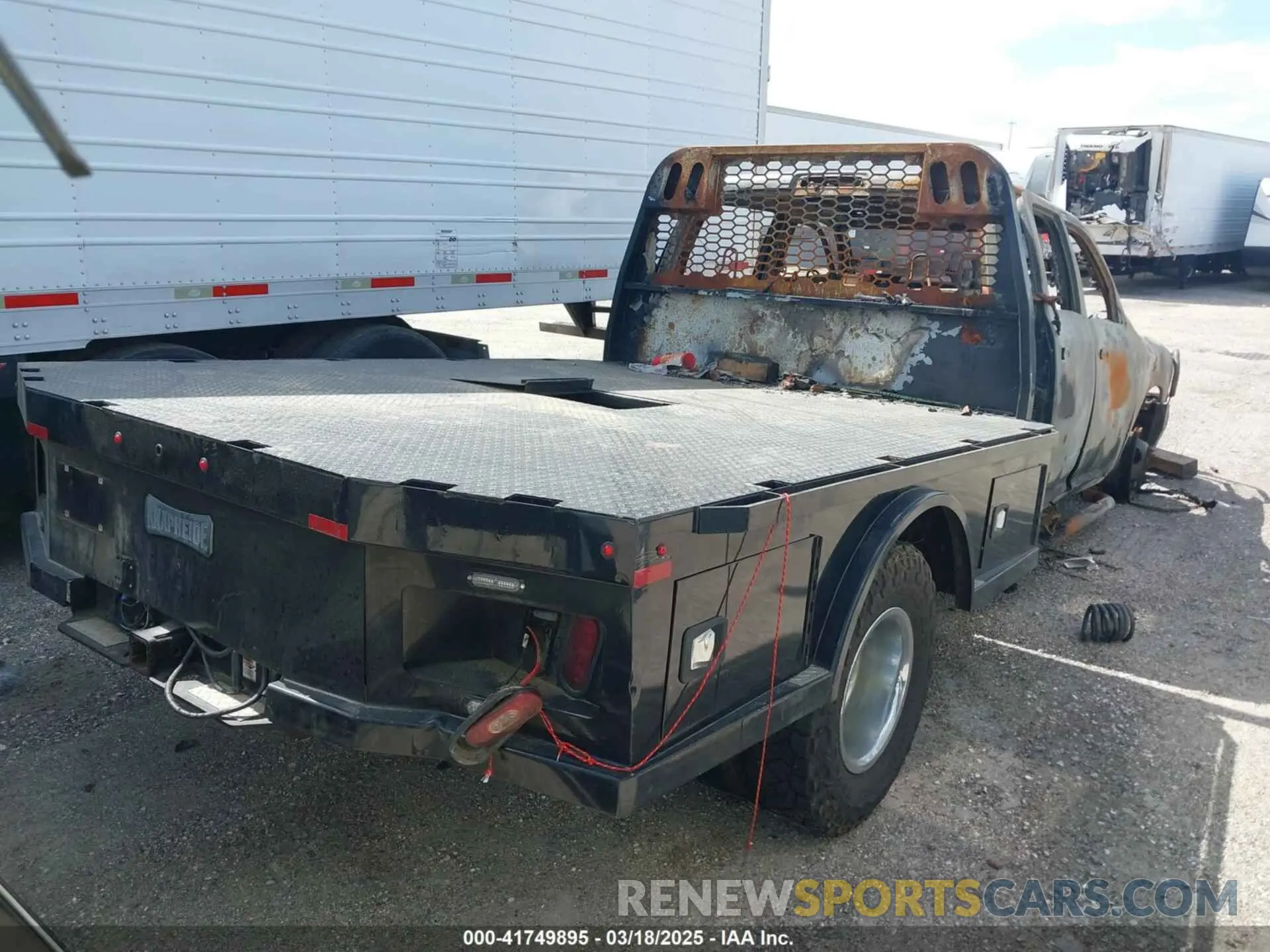 4 Photograph of a damaged car 3C7WRTCL4KG620634 RAM 3500 CHASSIS 2019
