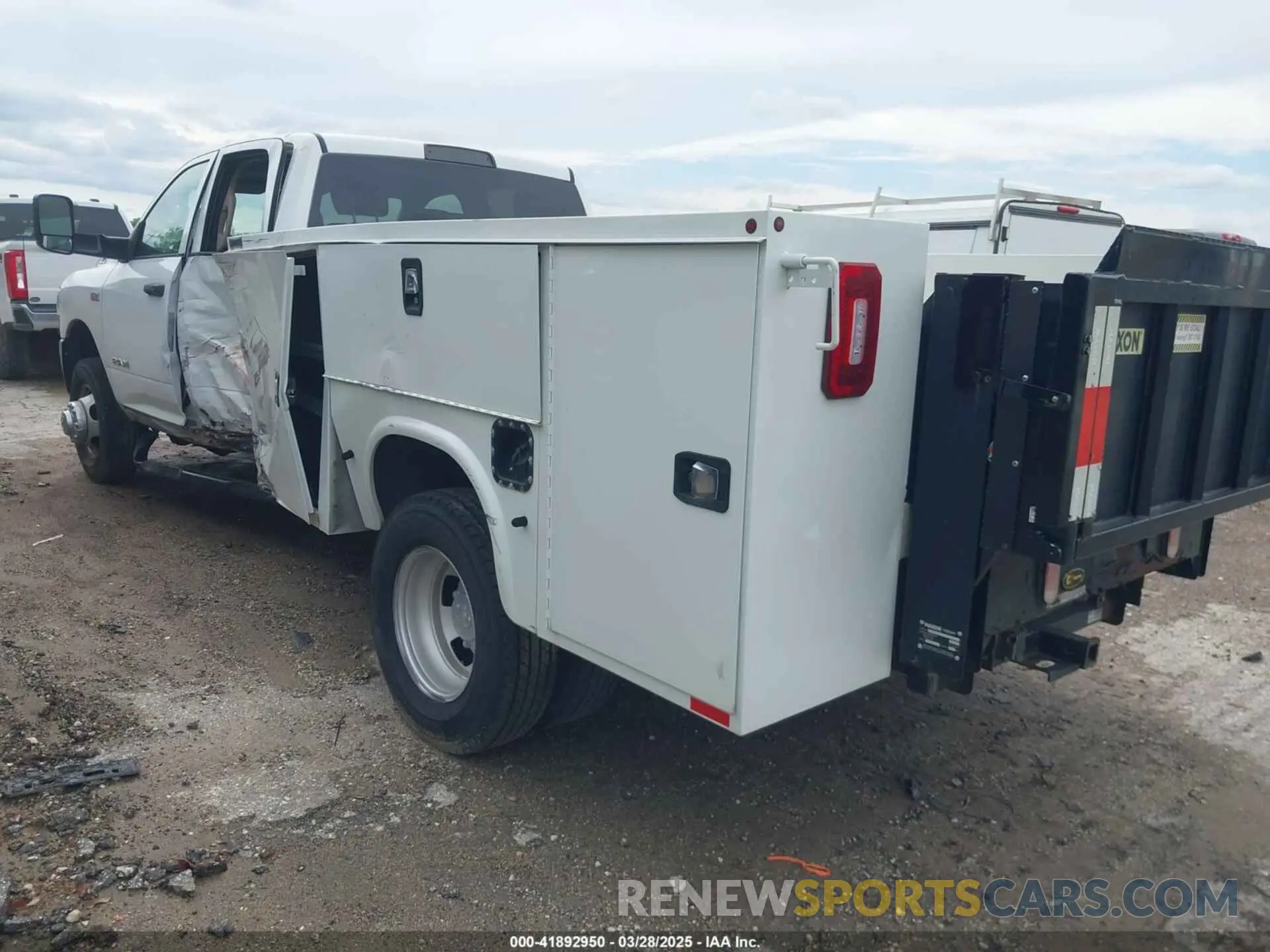 3 Photograph of a damaged car 3C7WRSCJ6LG225610 RAM 3500 CHASSIS 2020