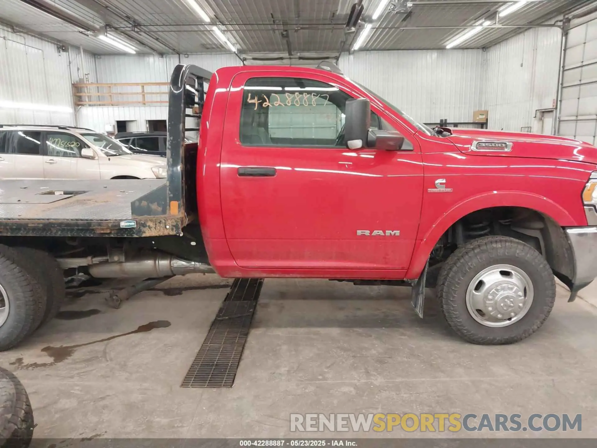 14 Photograph of a damaged car 3C7WRTAL1MG673300 RAM 3500 CHASSIS 2021