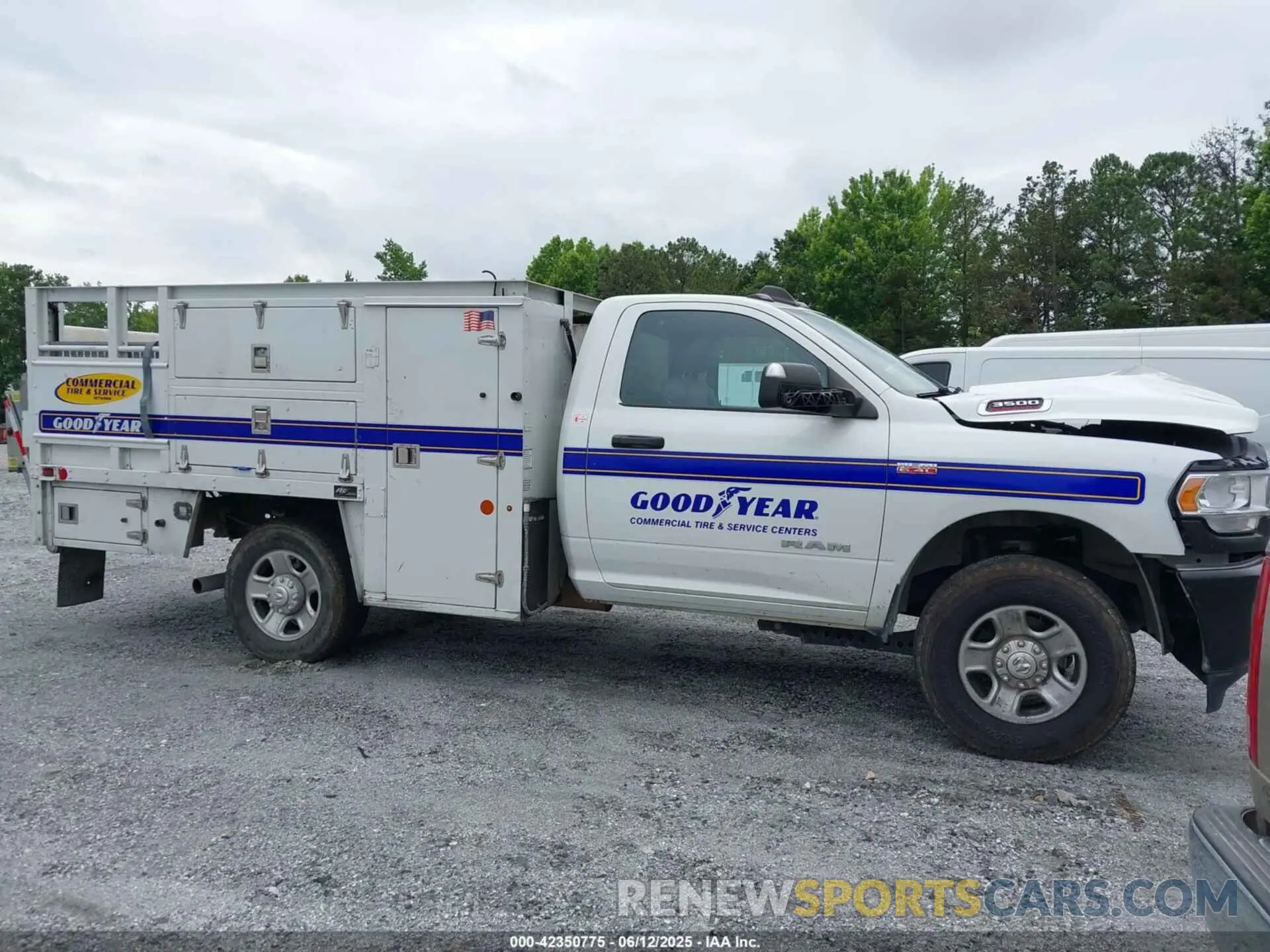13 Photograph of a damaged car 3C7WRCAJ5NG241583 RAM 3500 CHASSIS 2022