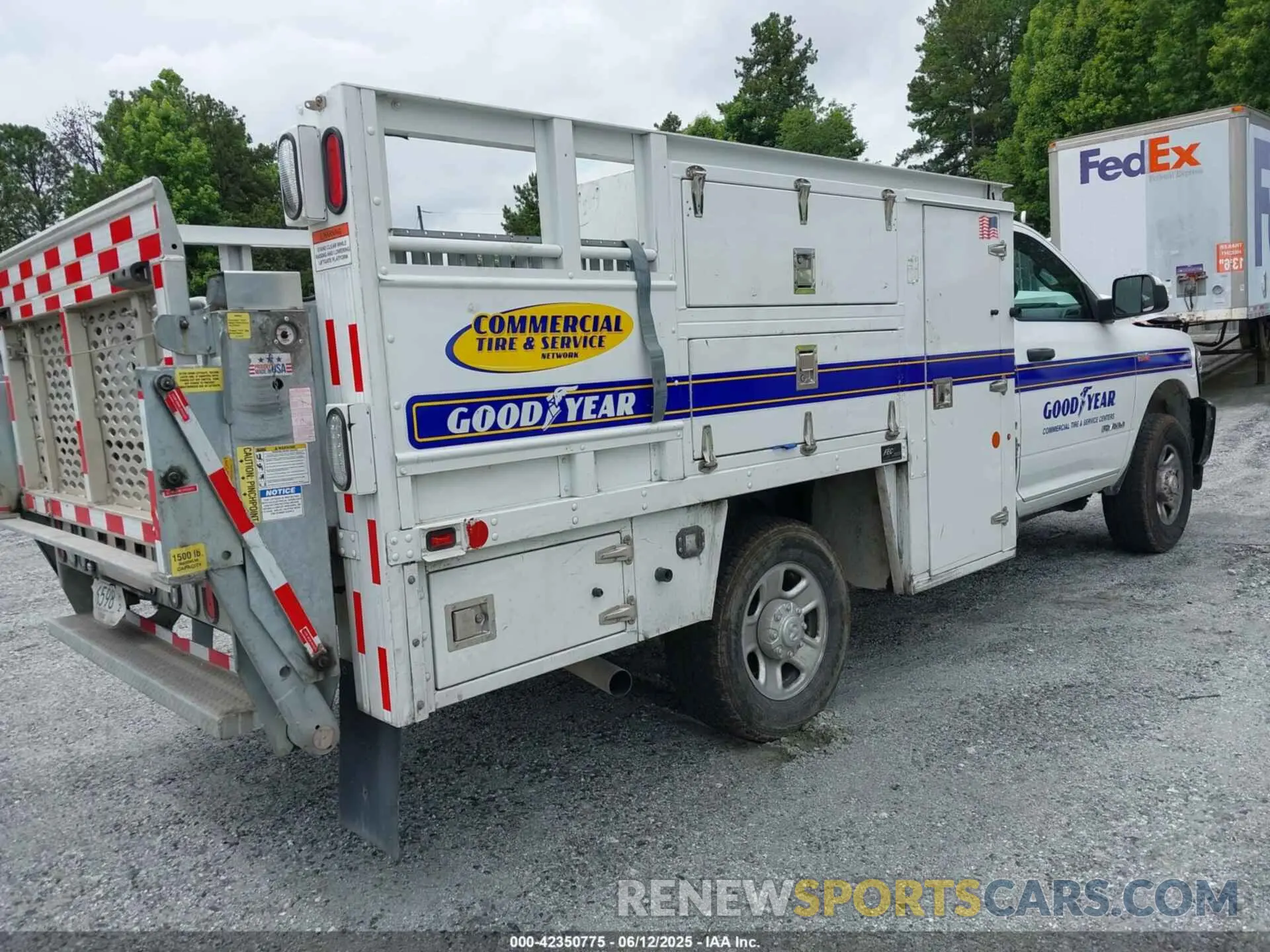 4 Photograph of a damaged car 3C7WRCAJ5NG241583 RAM 3500 CHASSIS 2022
