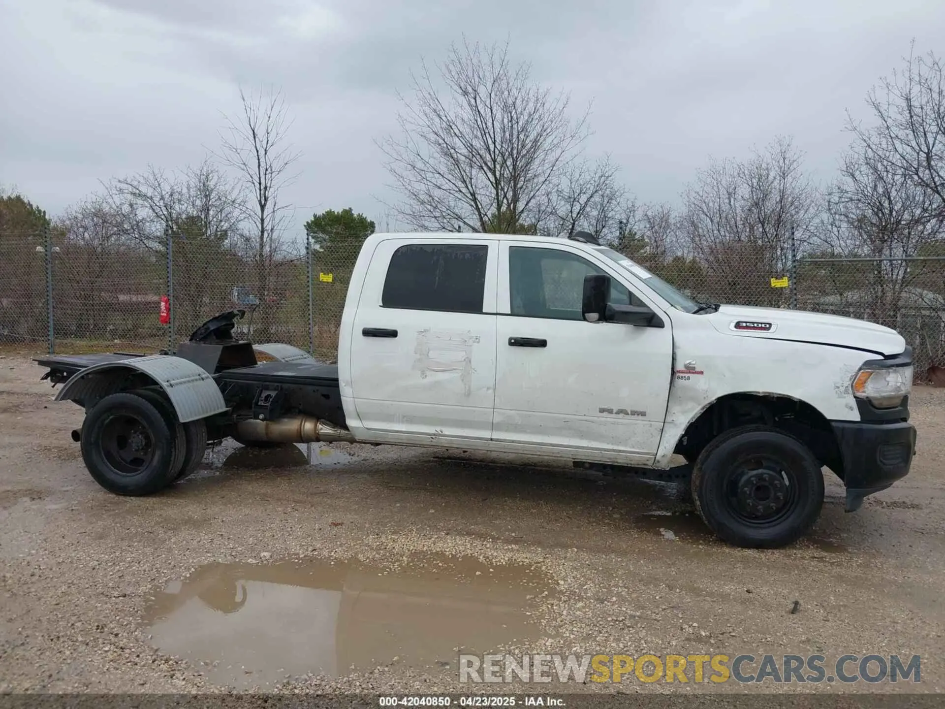14 Photograph of a damaged car 3C7WRSCL2NG238858 RAM 3500 CHASSIS 2022