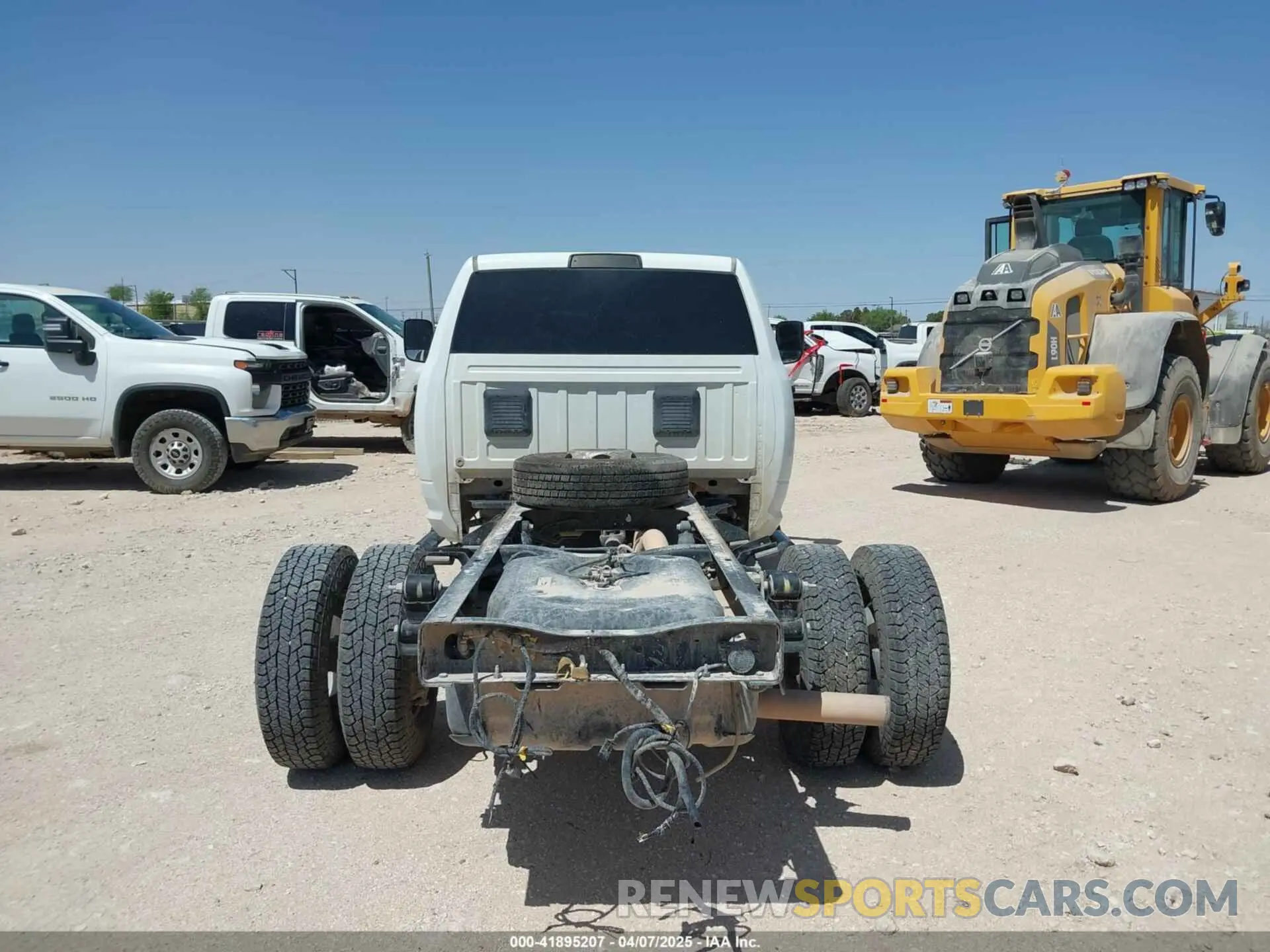 15 Photograph of a damaged car 3C7WRTCJ3NG341971 RAM 3500 CHASSIS 2022