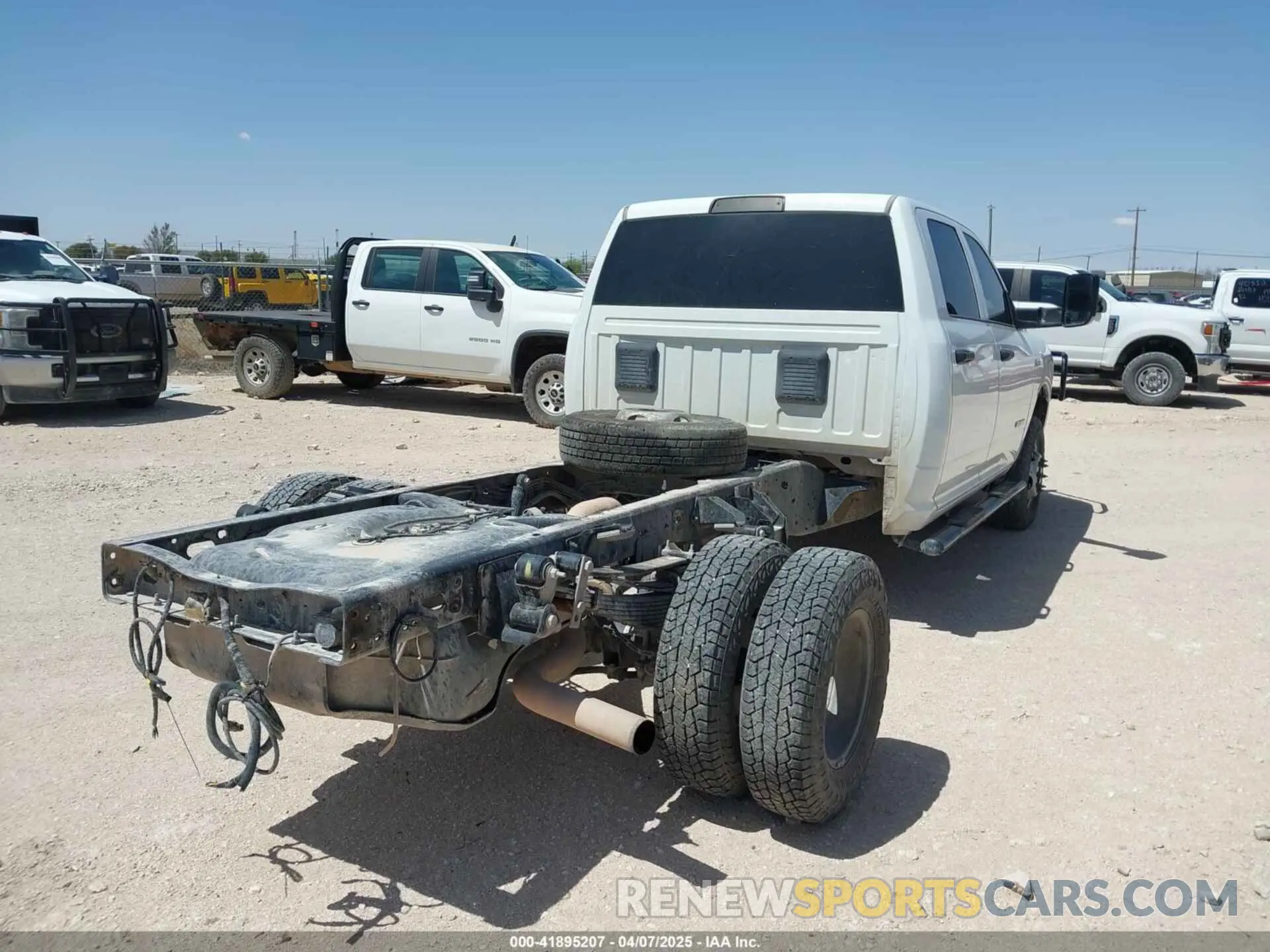 4 Photograph of a damaged car 3C7WRTCJ3NG341971 RAM 3500 CHASSIS 2022