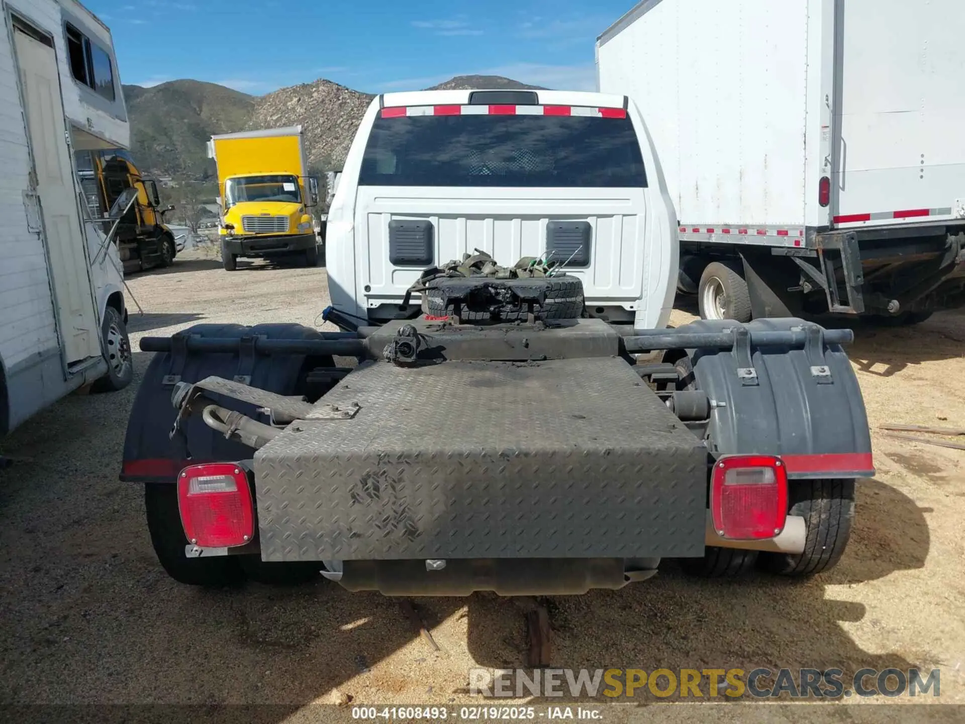 18 Photograph of a damaged car 3C7WRTCL3PG650666 RAM 3500 CHASSIS 2023