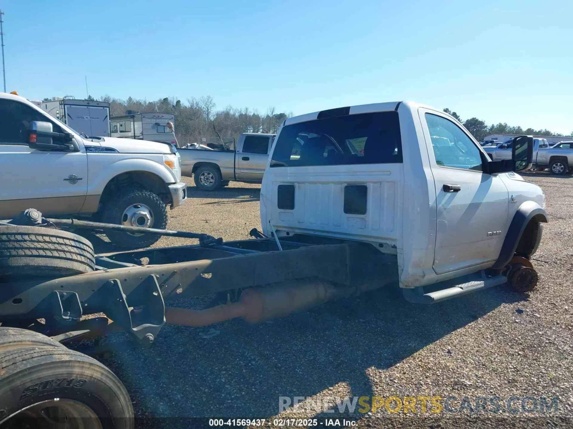 14 Photograph of a damaged car 3C7WRMCL4NG133024 RAM 5500 CHASSIS 2022