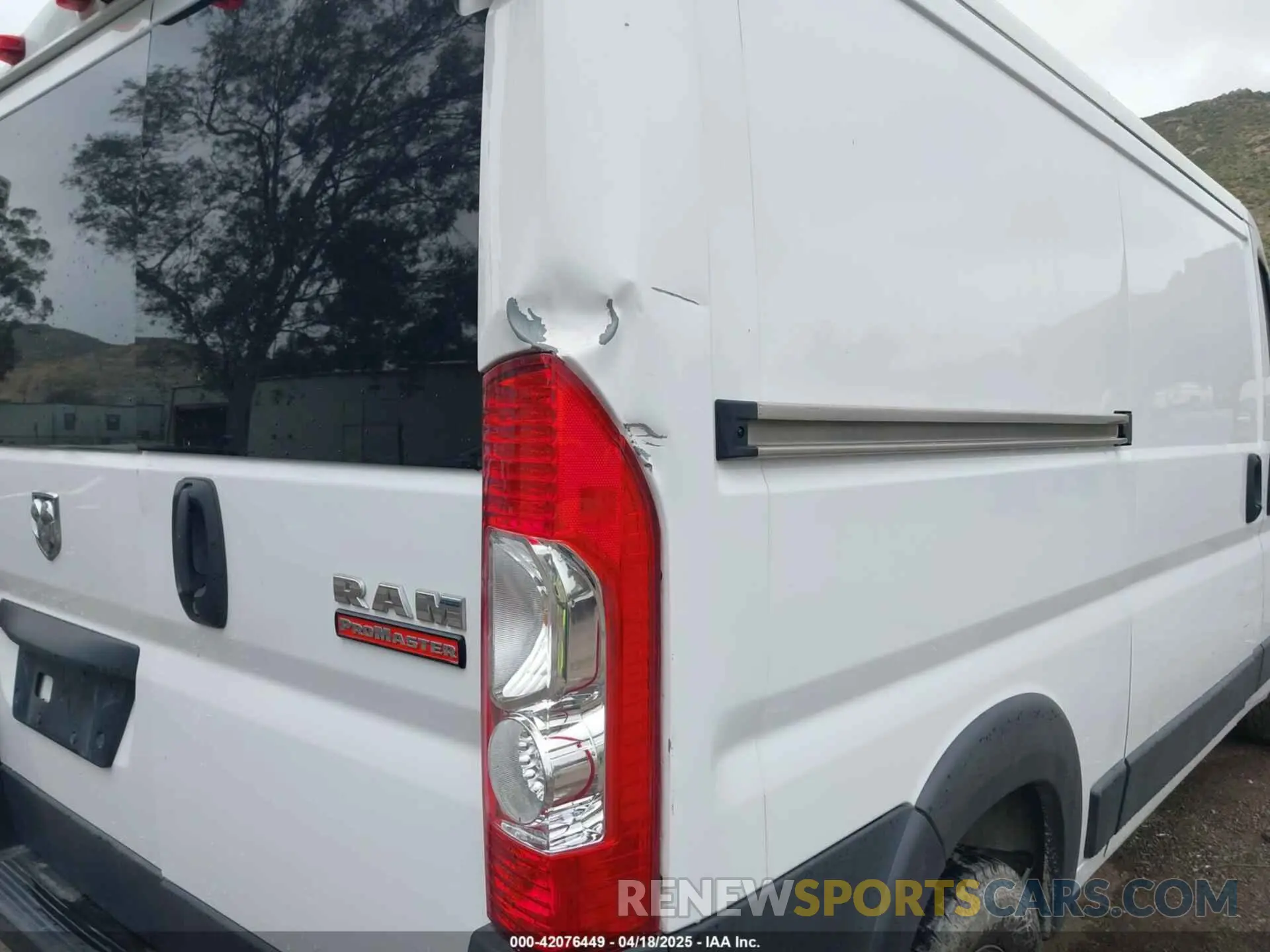 13 Photograph of a damaged car 3C6TRVAG0KE525704 RAM PROMASTER 1500 2019