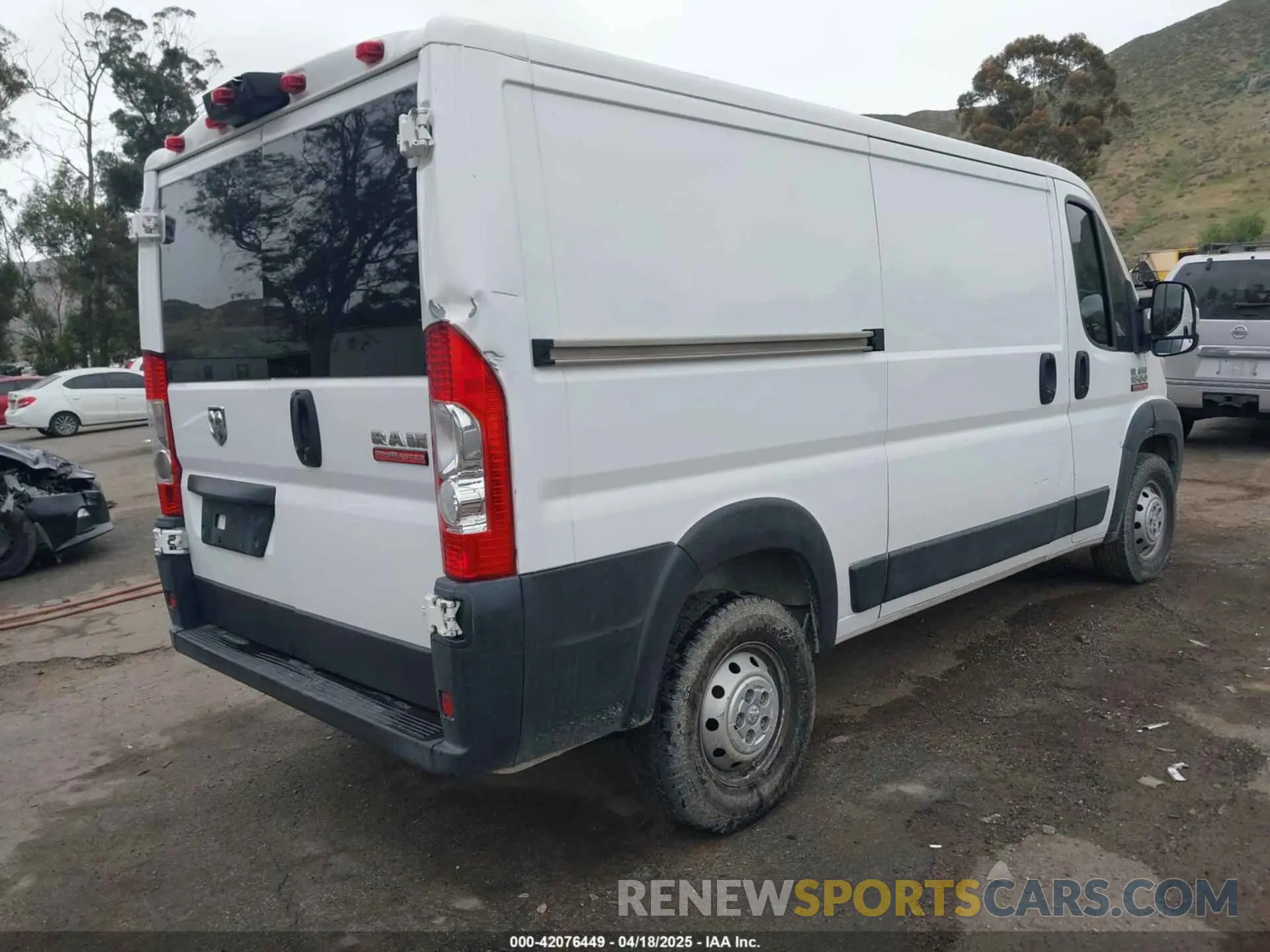 4 Photograph of a damaged car 3C6TRVAG0KE525704 RAM PROMASTER 1500 2019