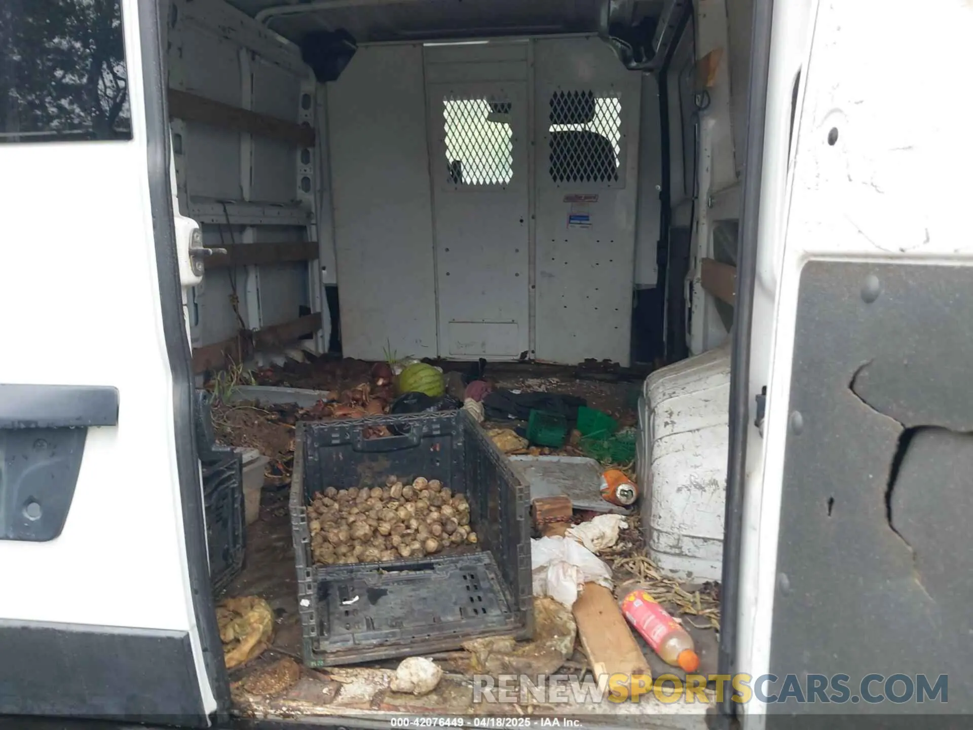 8 Photograph of a damaged car 3C6TRVAG0KE525704 RAM PROMASTER 1500 2019