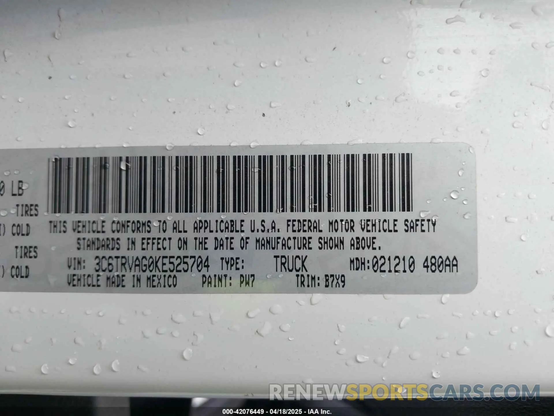 9 Photograph of a damaged car 3C6TRVAG0KE525704 RAM PROMASTER 1500 2019