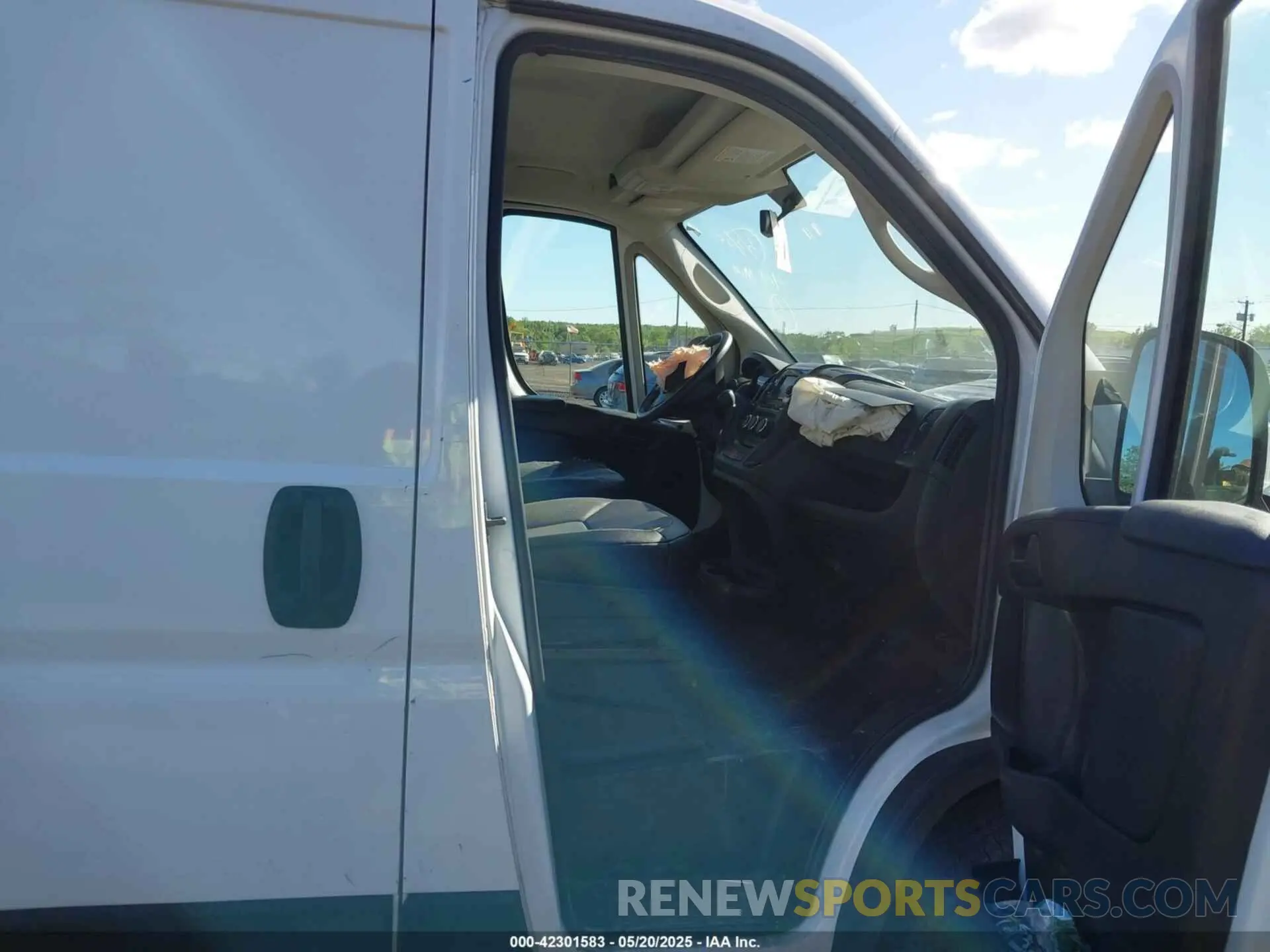5 Photograph of a damaged car 3C6TRVAG0KE544320 RAM PROMASTER 1500 2019