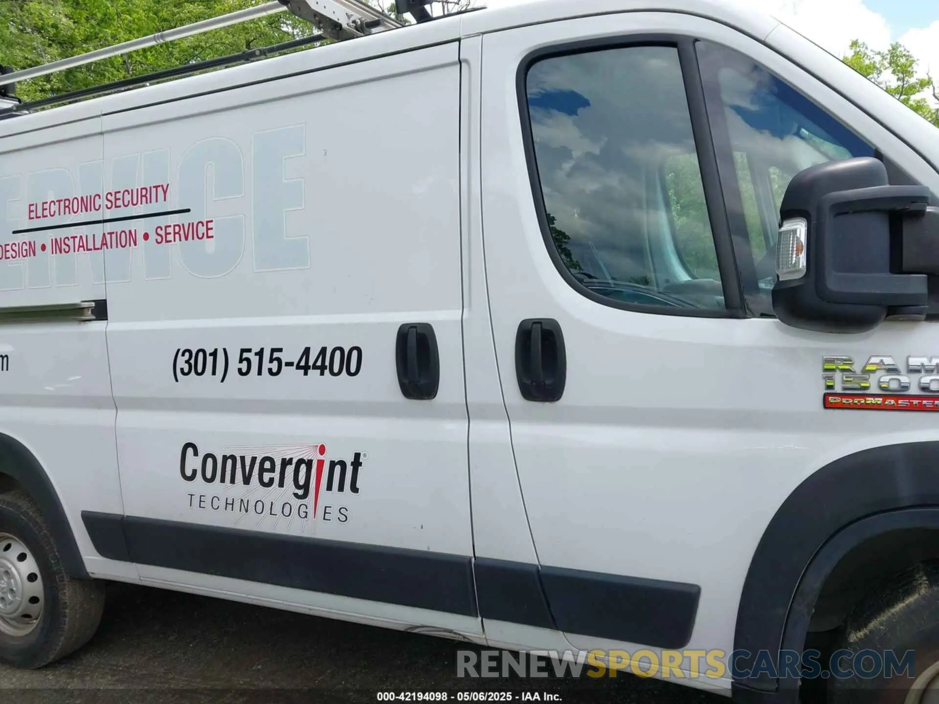 13 Photograph of a damaged car 3C6TRVAG0KE555835 RAM PROMASTER 1500 2019