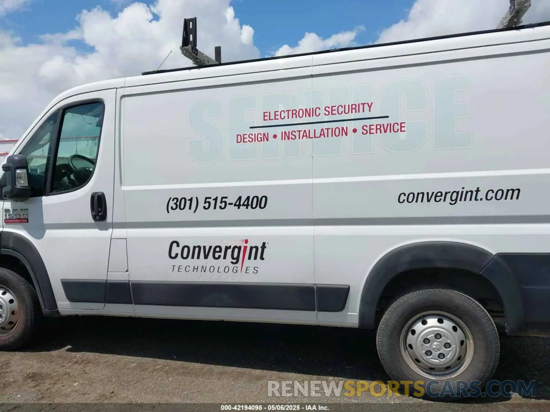 14 Photograph of a damaged car 3C6TRVAG0KE555835 RAM PROMASTER 1500 2019