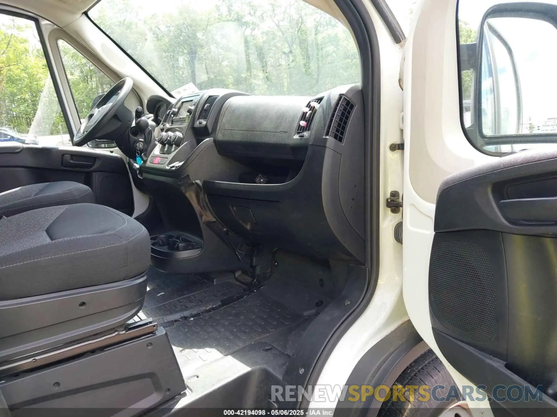 5 Photograph of a damaged car 3C6TRVAG0KE555835 RAM PROMASTER 1500 2019