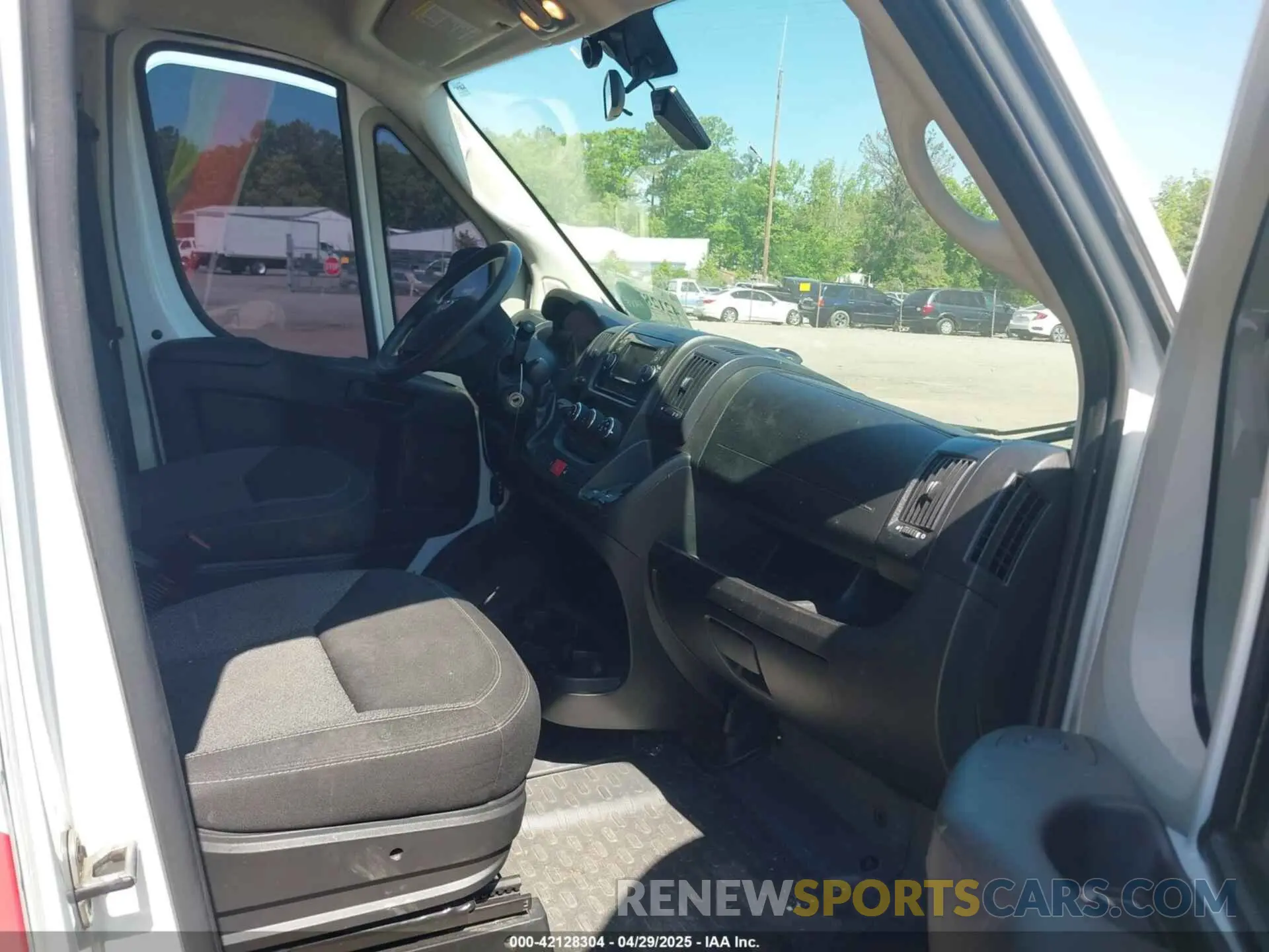 5 Photograph of a damaged car 3C6TRVAG3KE514065 RAM PROMASTER 1500 2019