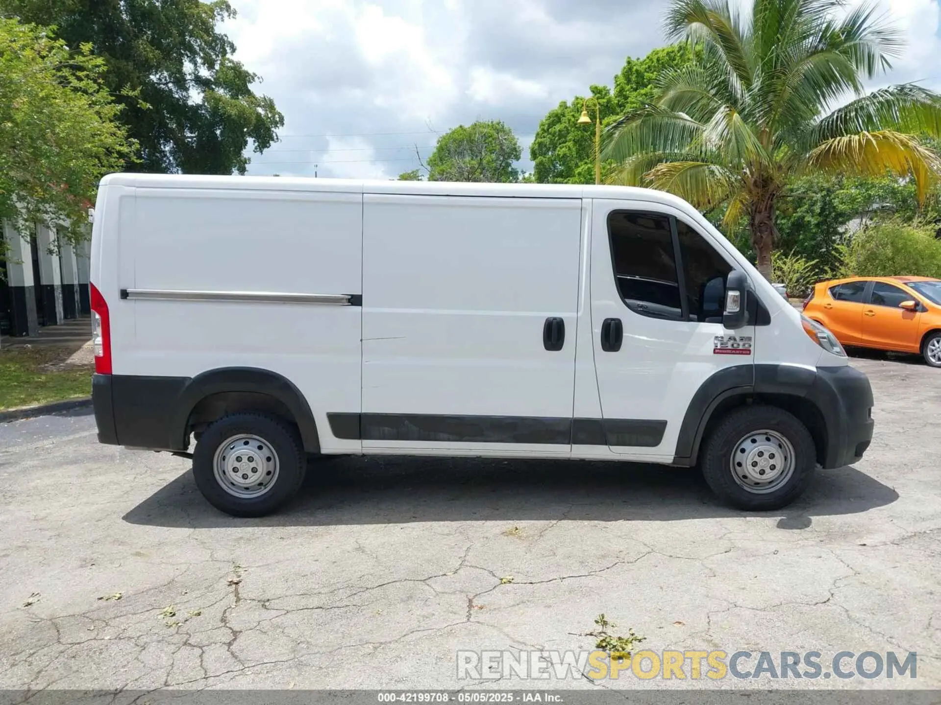 13 Photograph of a damaged car 3C6TRVAG5KE505805 RAM PROMASTER 1500 2019
